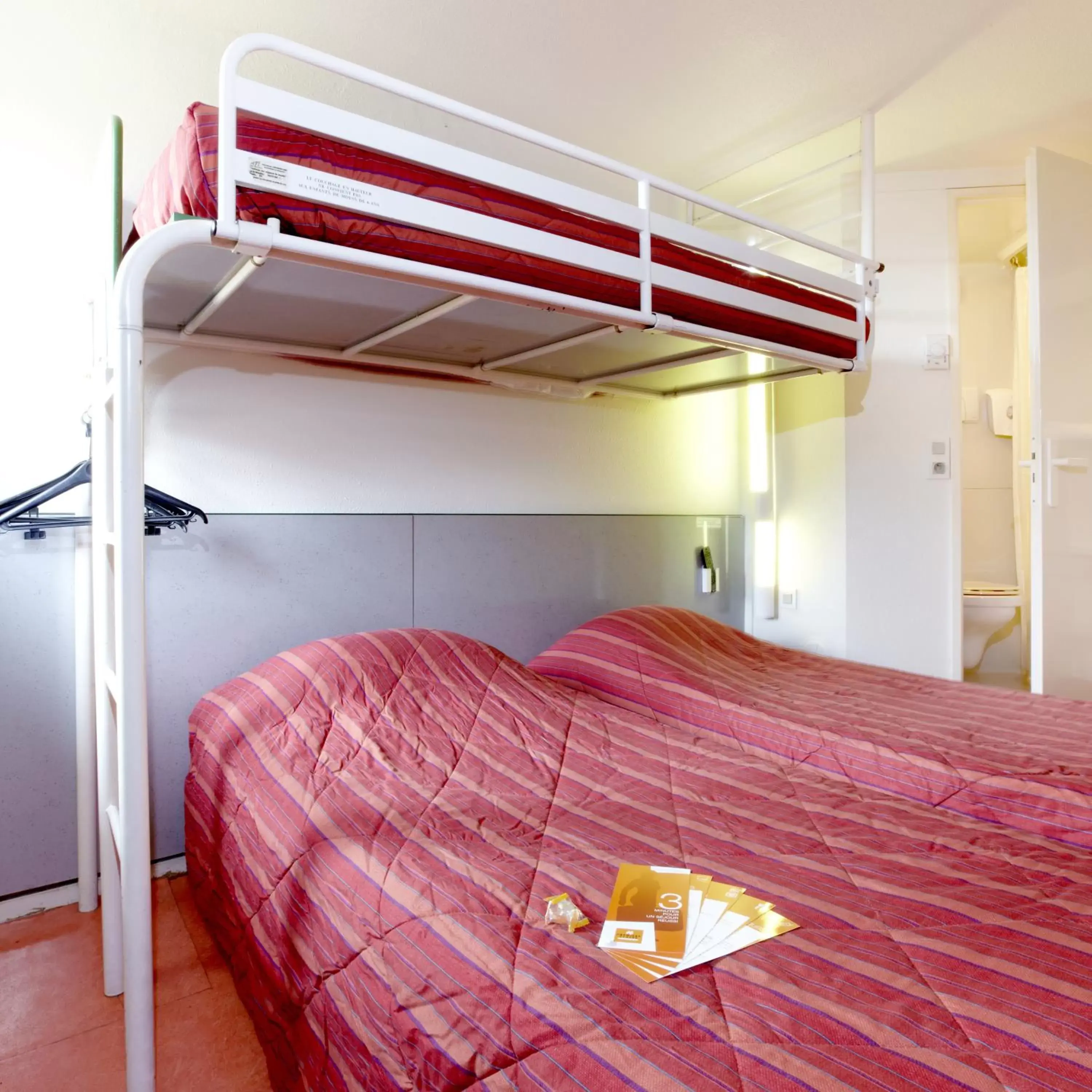 Bunk Bed in Premiere Classe Niort Est La Creche