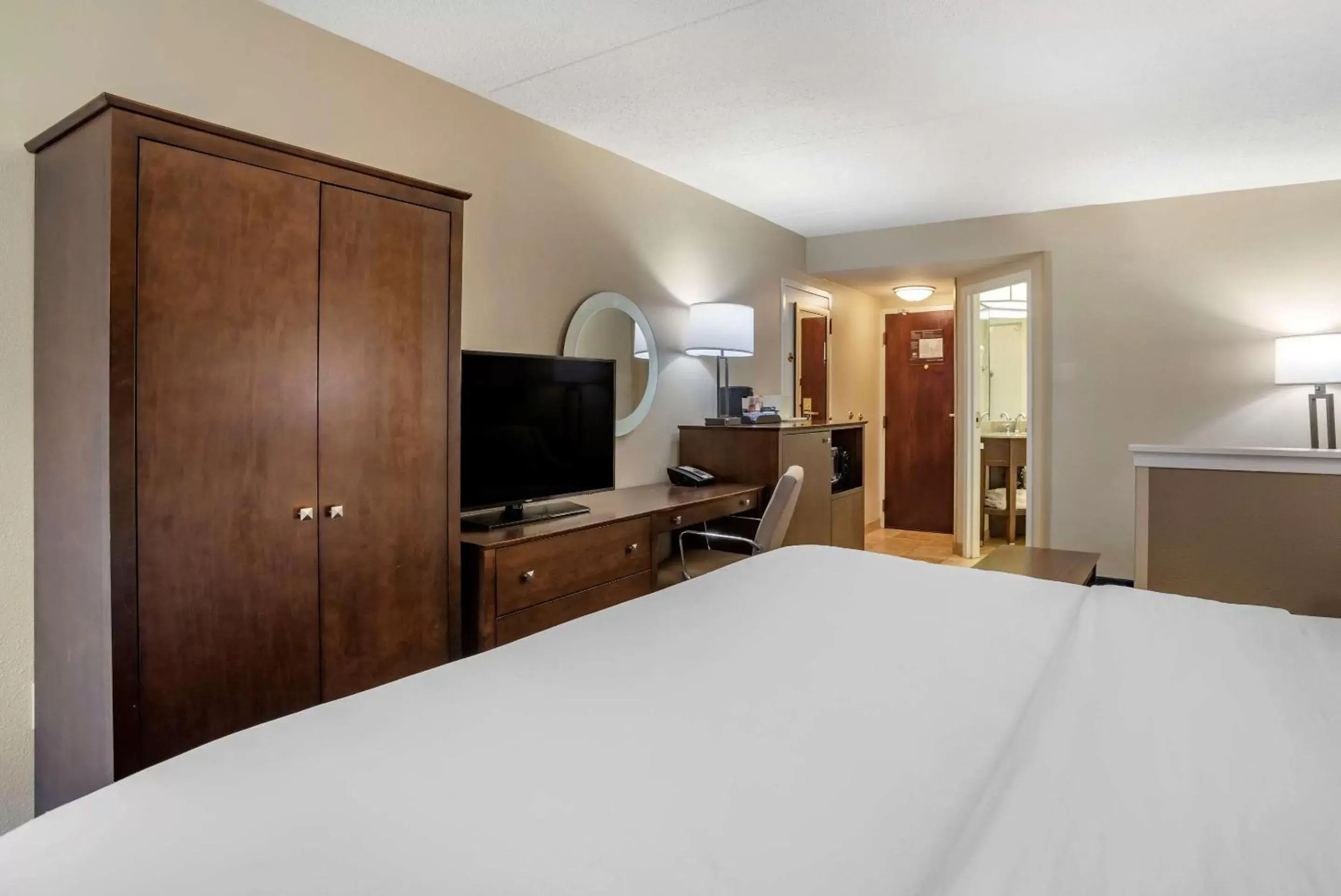 Photo of the whole room, Bed in Comfort Inn and Suites Newark
