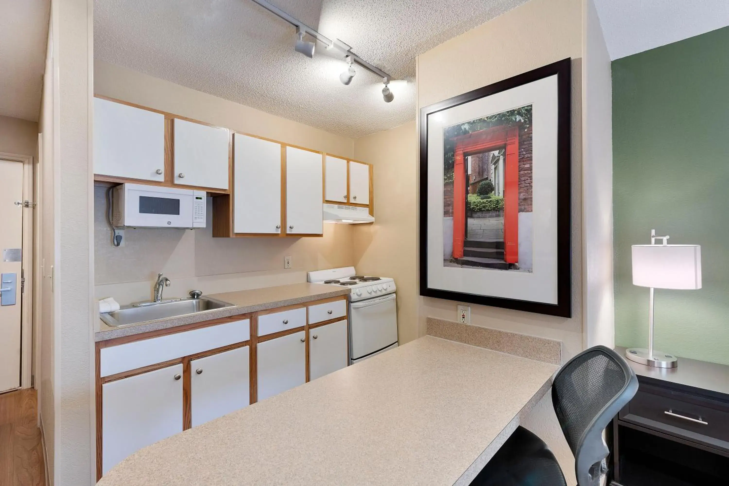 Kitchen or kitchenette, Kitchen/Kitchenette in Extended Stay America Select Suites - Charlotte - Tyvola Rd - Executive Park