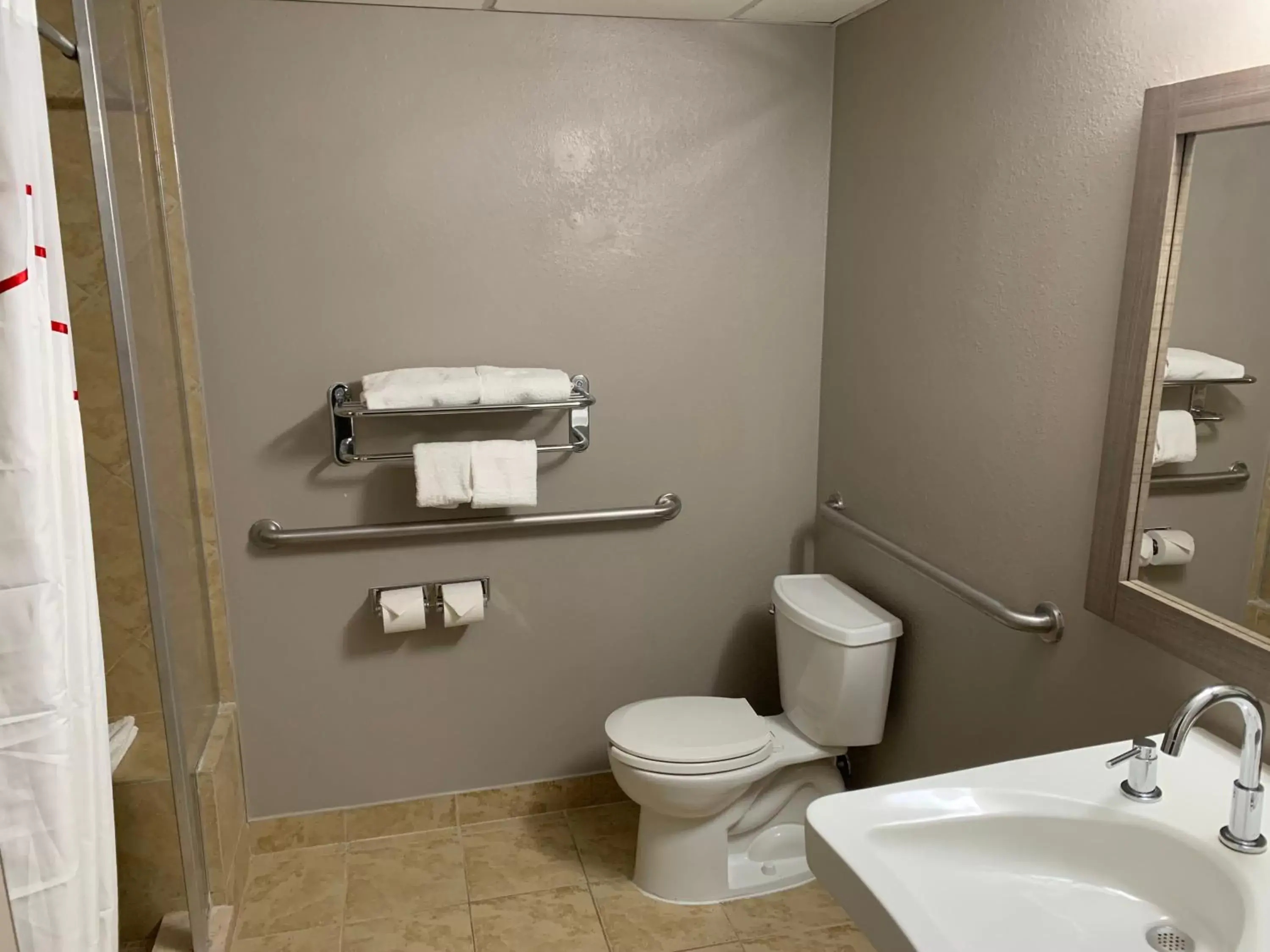 Bathroom in Red Roof Inn & Suites Vineland - Buena