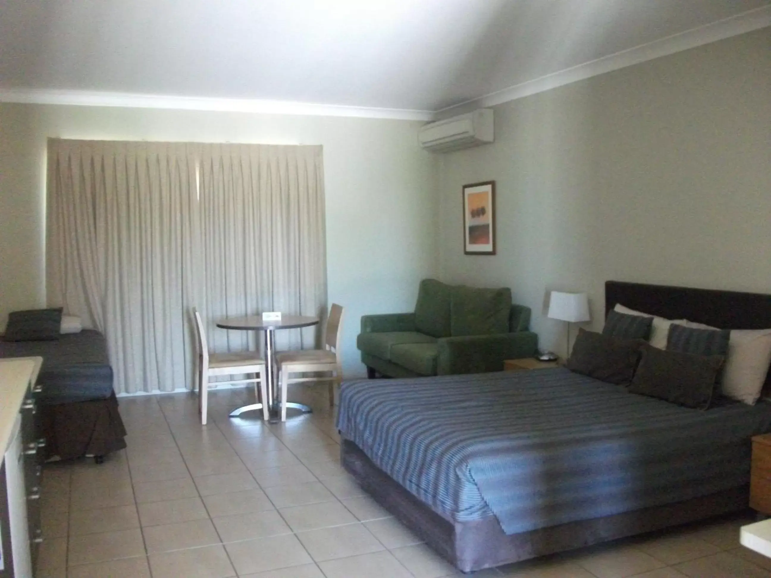 Queen Room in Spinifex Motel and Serviced Apartments