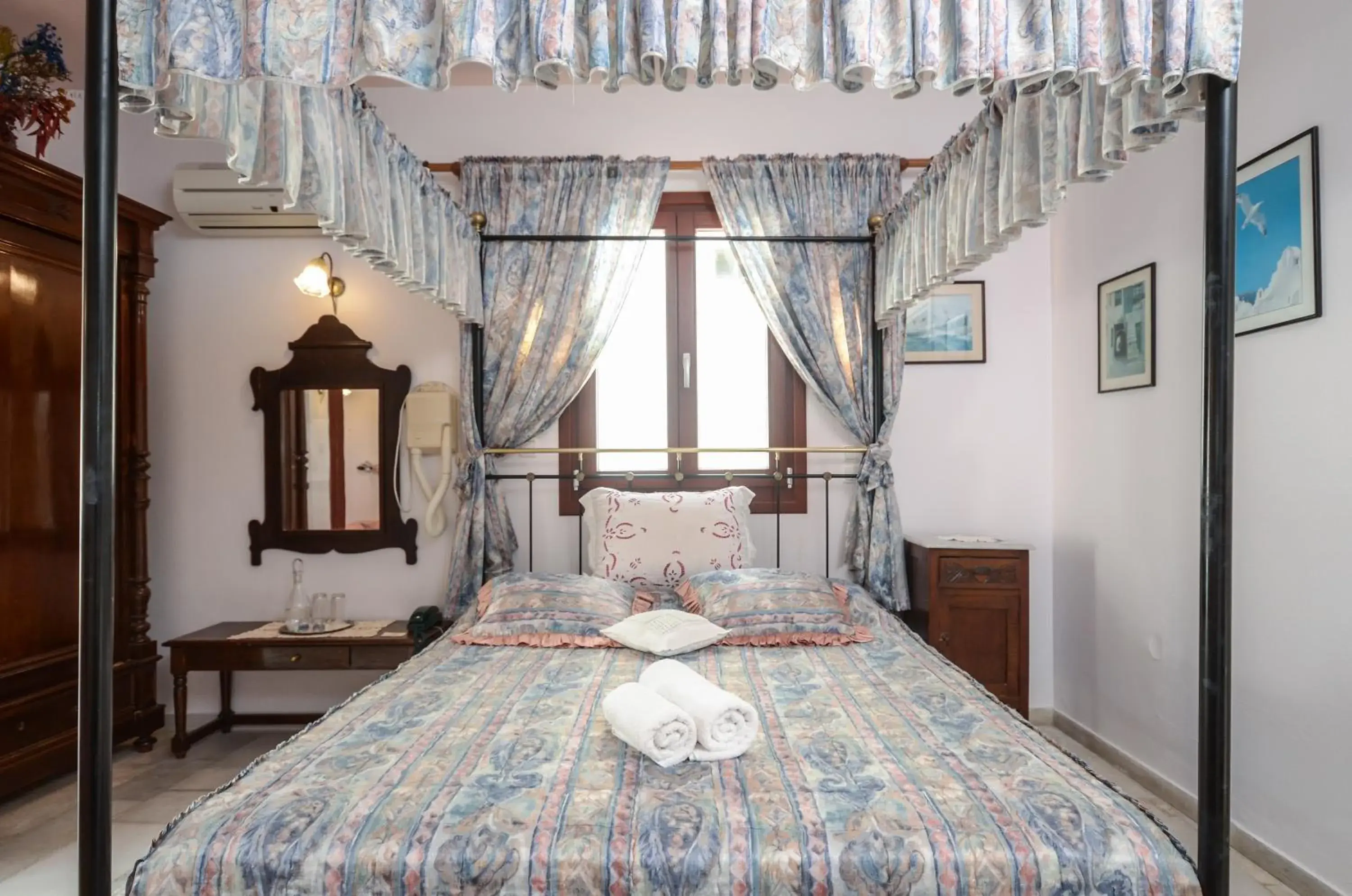 Photo of the whole room, Bed in Chateau Zevgoli