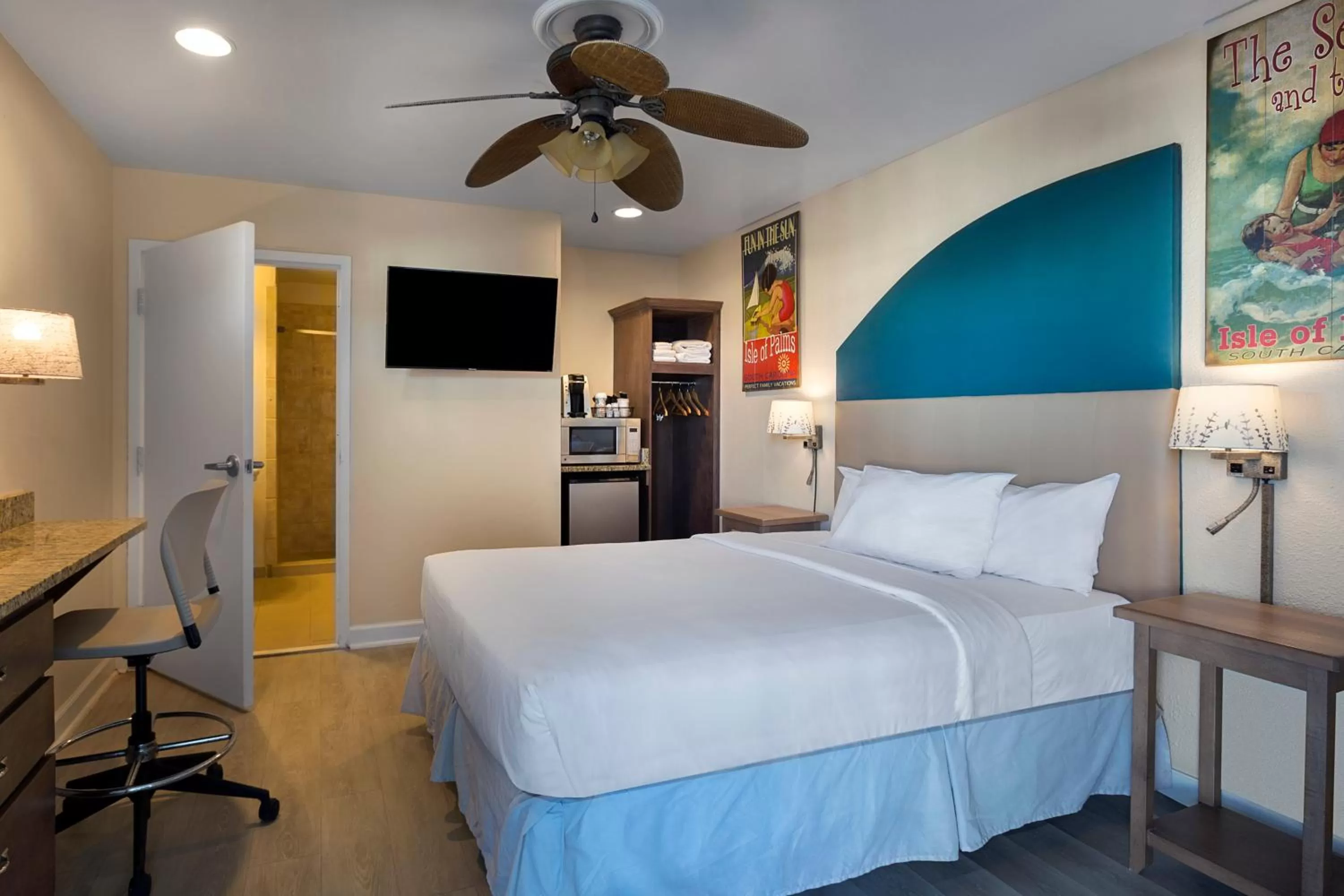 Photo of the whole room, Bed in Seaside Inn - Isle of Palms