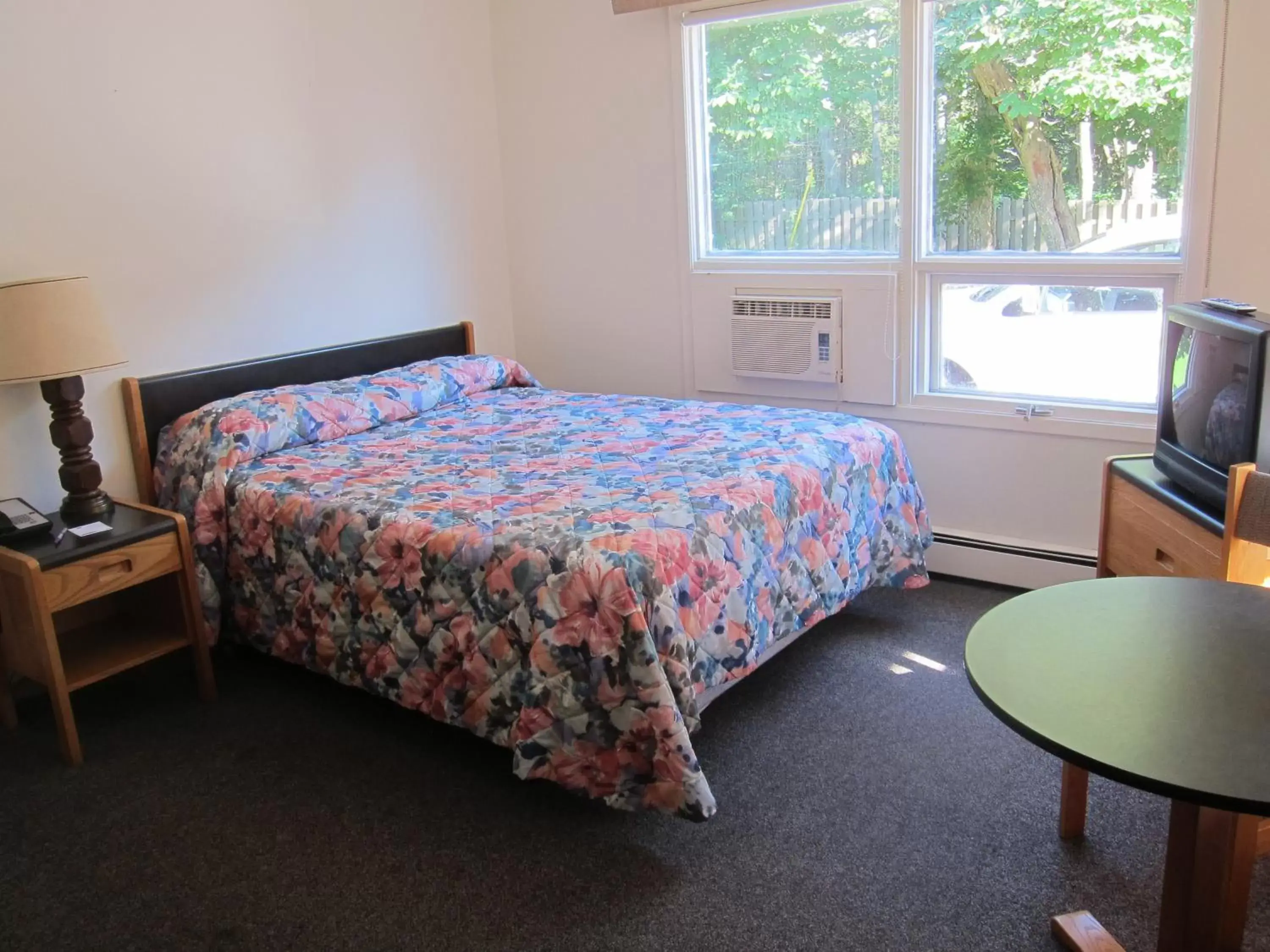 Photo of the whole room, Bed in Shine Motel