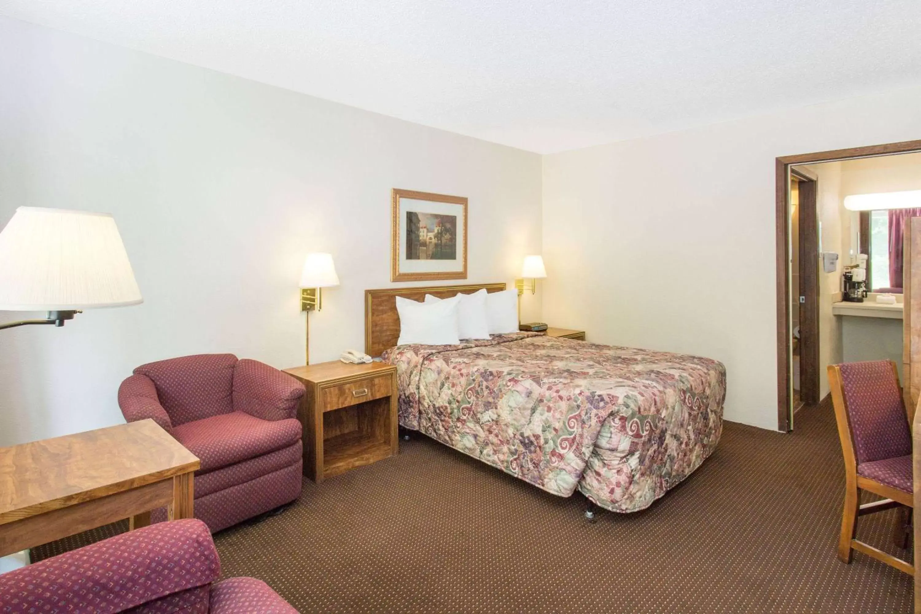 Photo of the whole room, Bed in Days Inn by Wyndham Dubuque