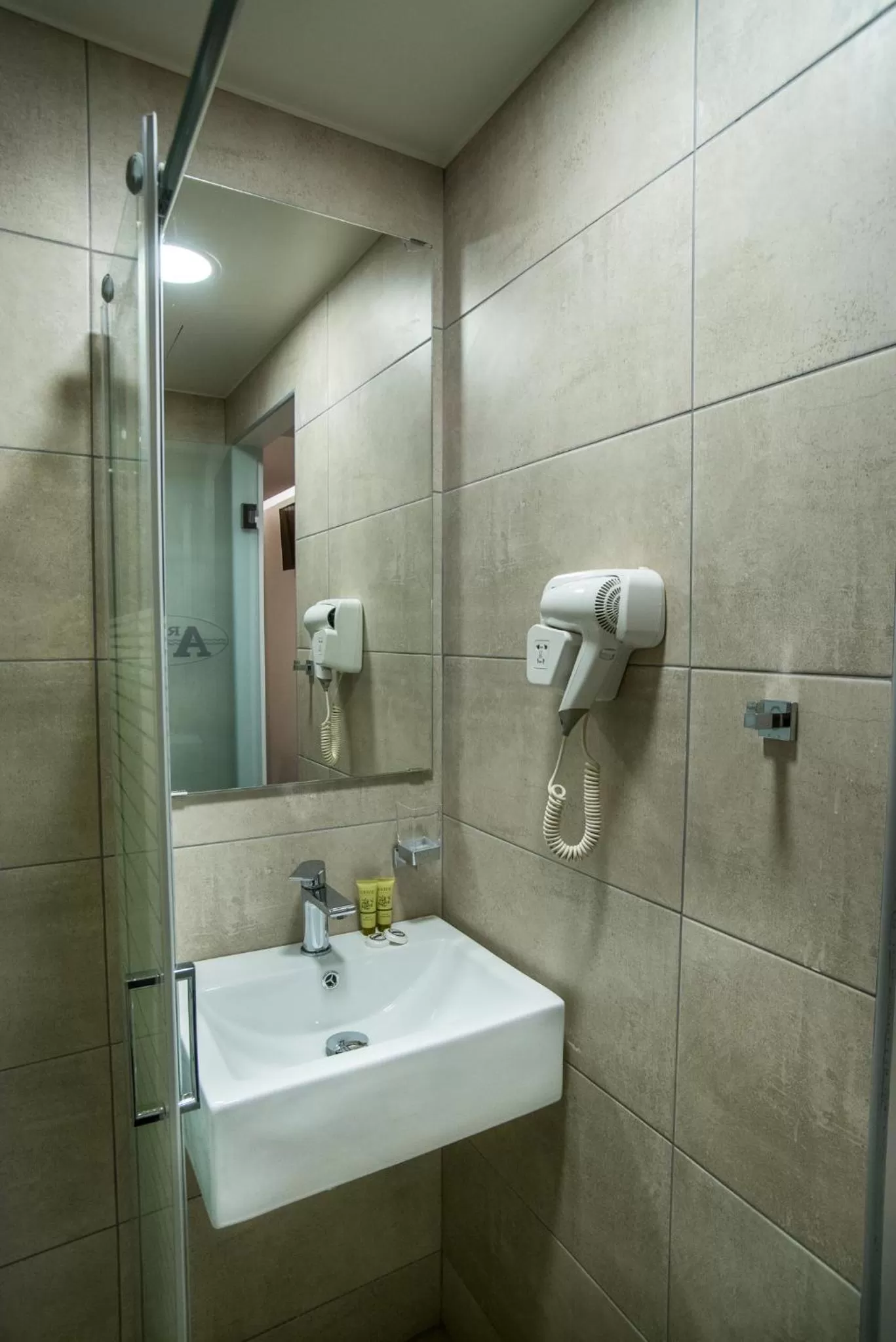 Bathroom in Argo Hotel Piraeus