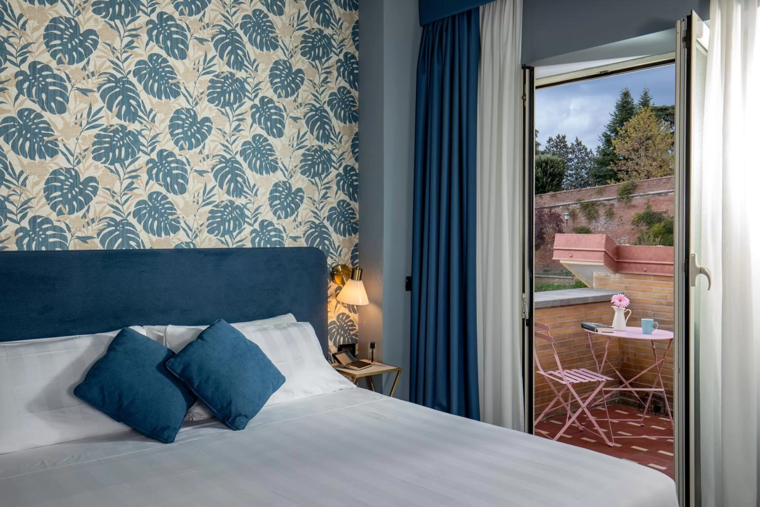 Bed in Bloom Hotel Rome