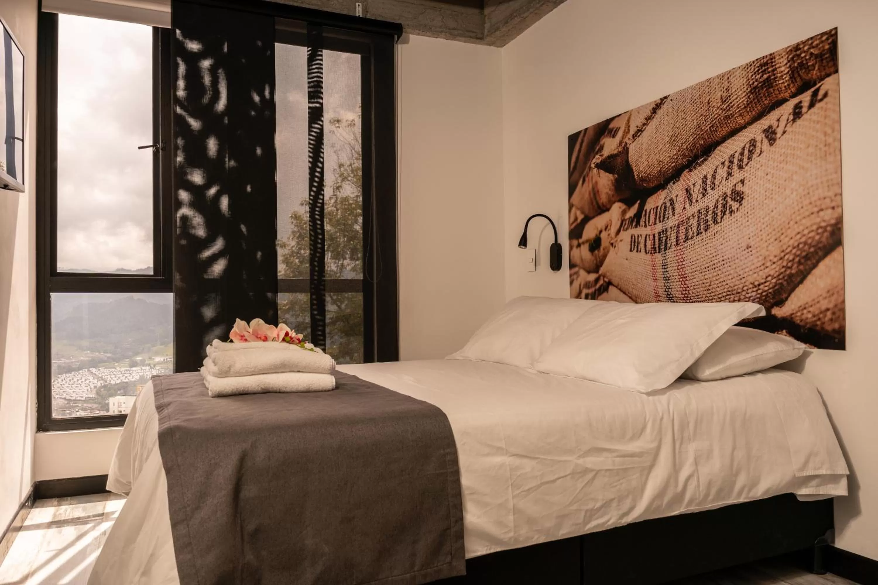 Bed in The Coffee Club Apartahotel