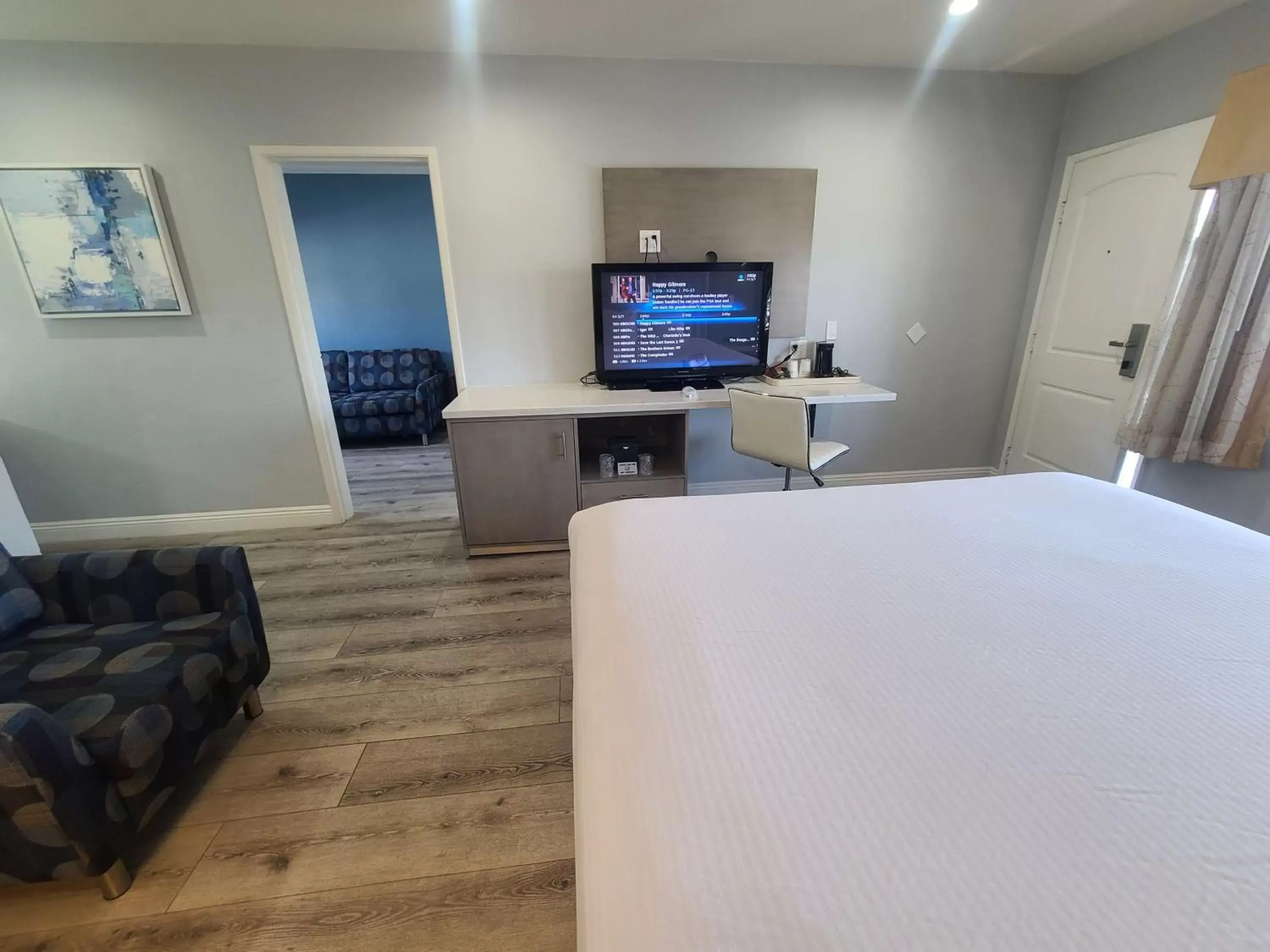 Living room, TV/Entertainment Center in Best Western Orange Plaza