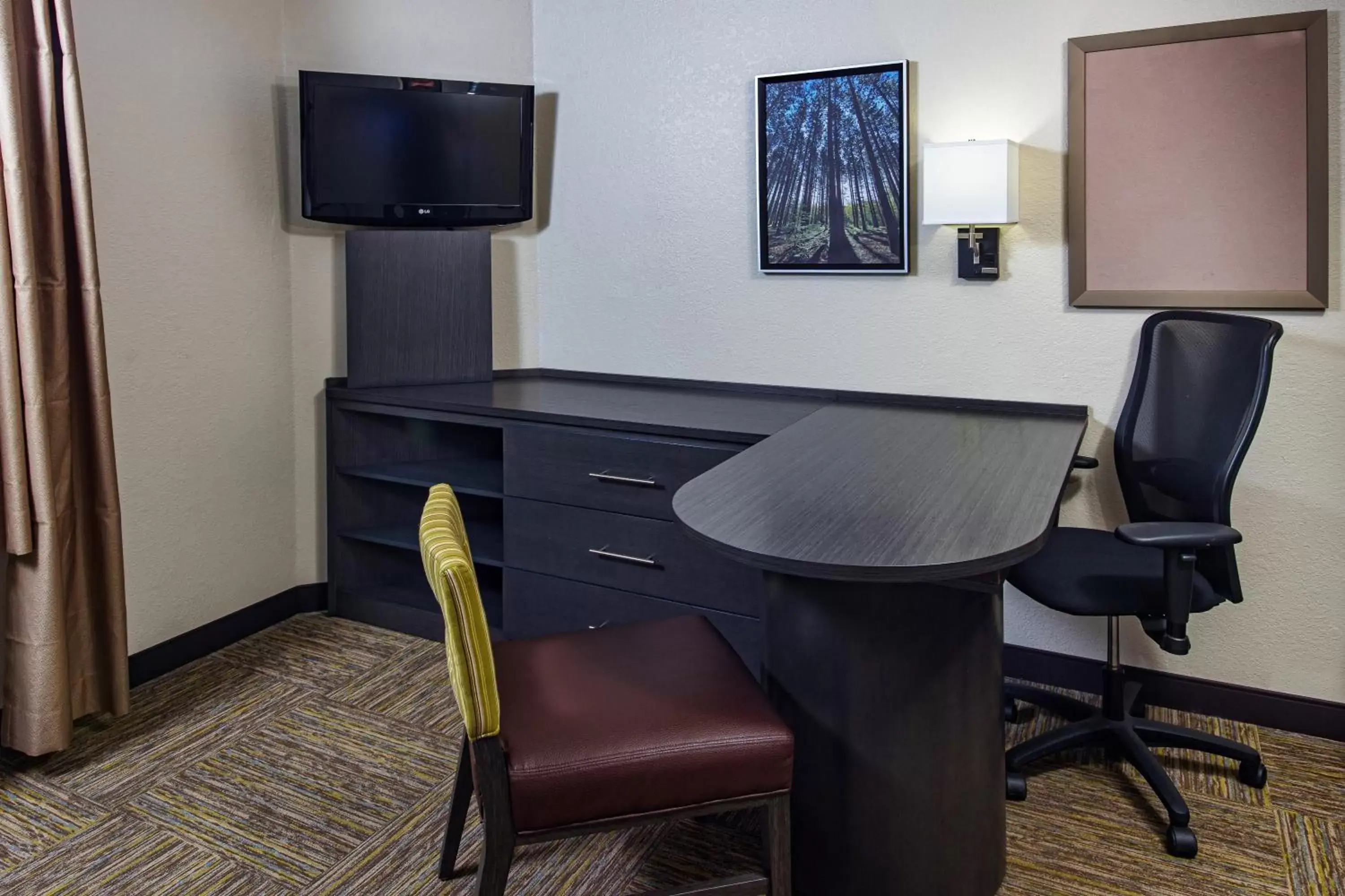 TV and multimedia, TV/Entertainment Center in Candlewood Suites Appleton, an IHG Hotel