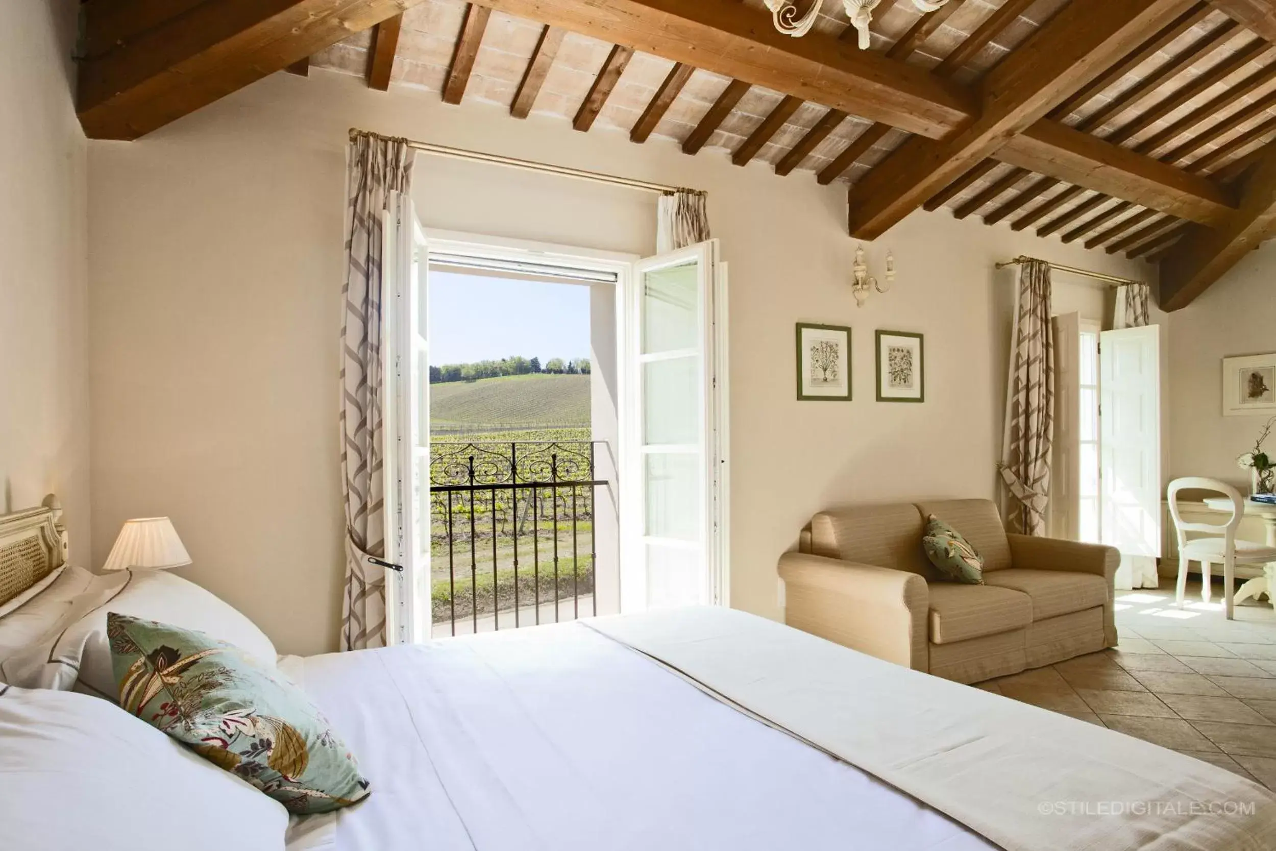 Landmark view, Bed in Borgo Conde Wine Resort