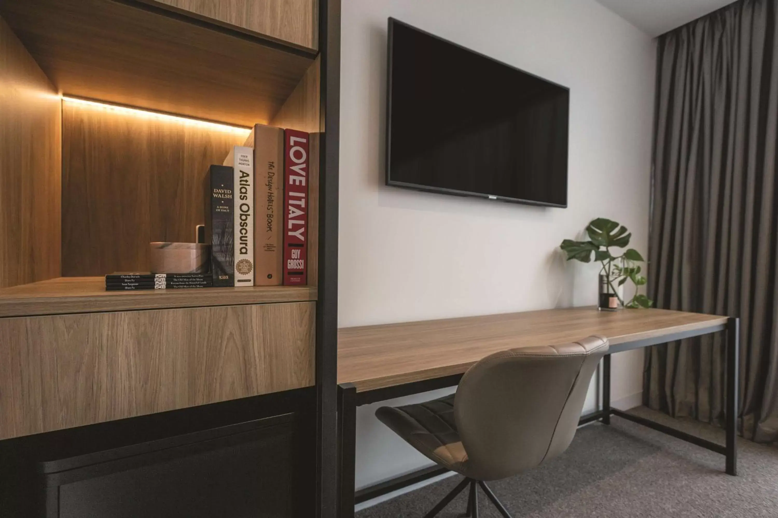 Bedroom, TV/Entertainment Center in Vibe Hotel Melbourne