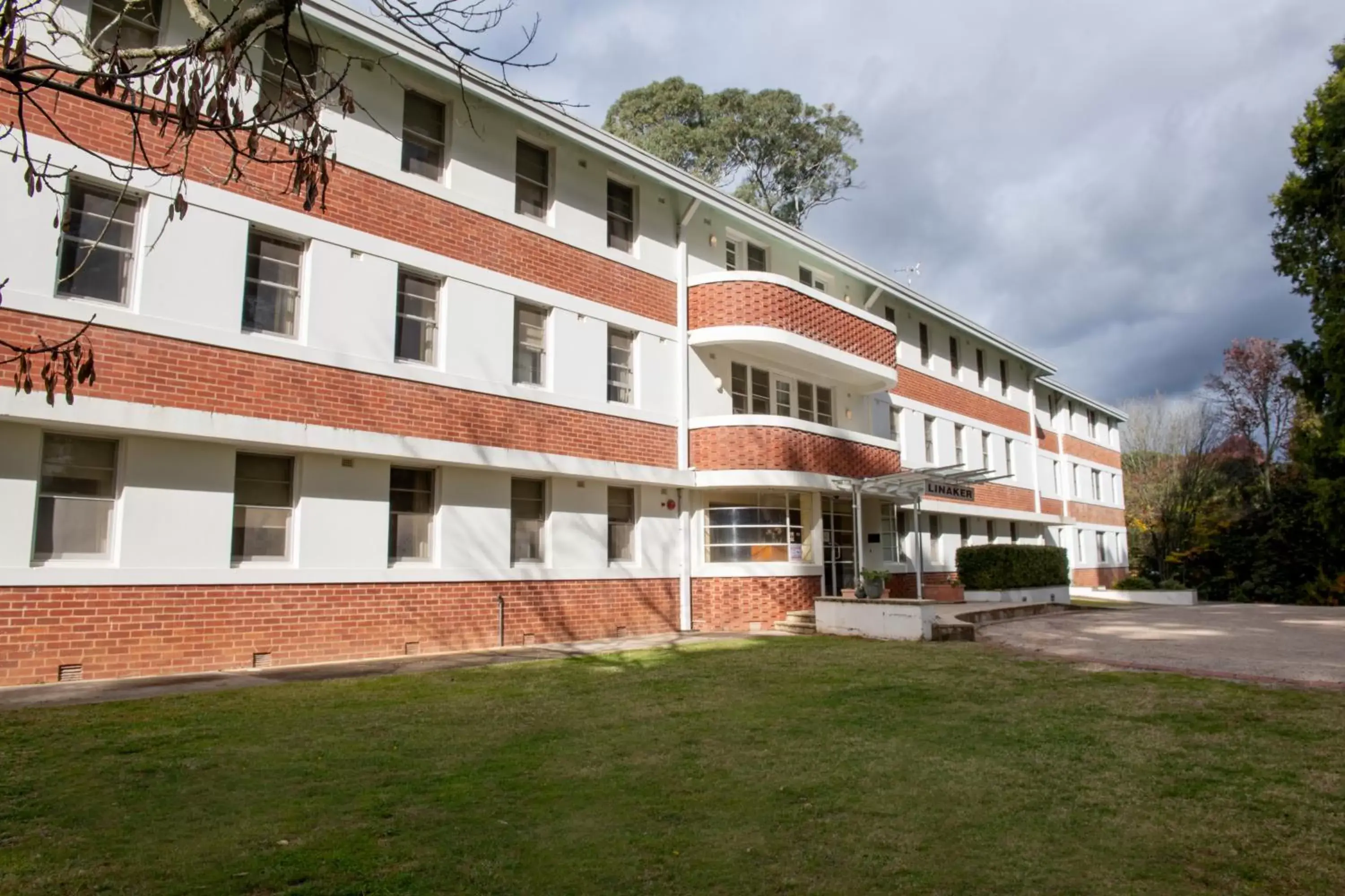 Property building in Linaker Art Deco Motel