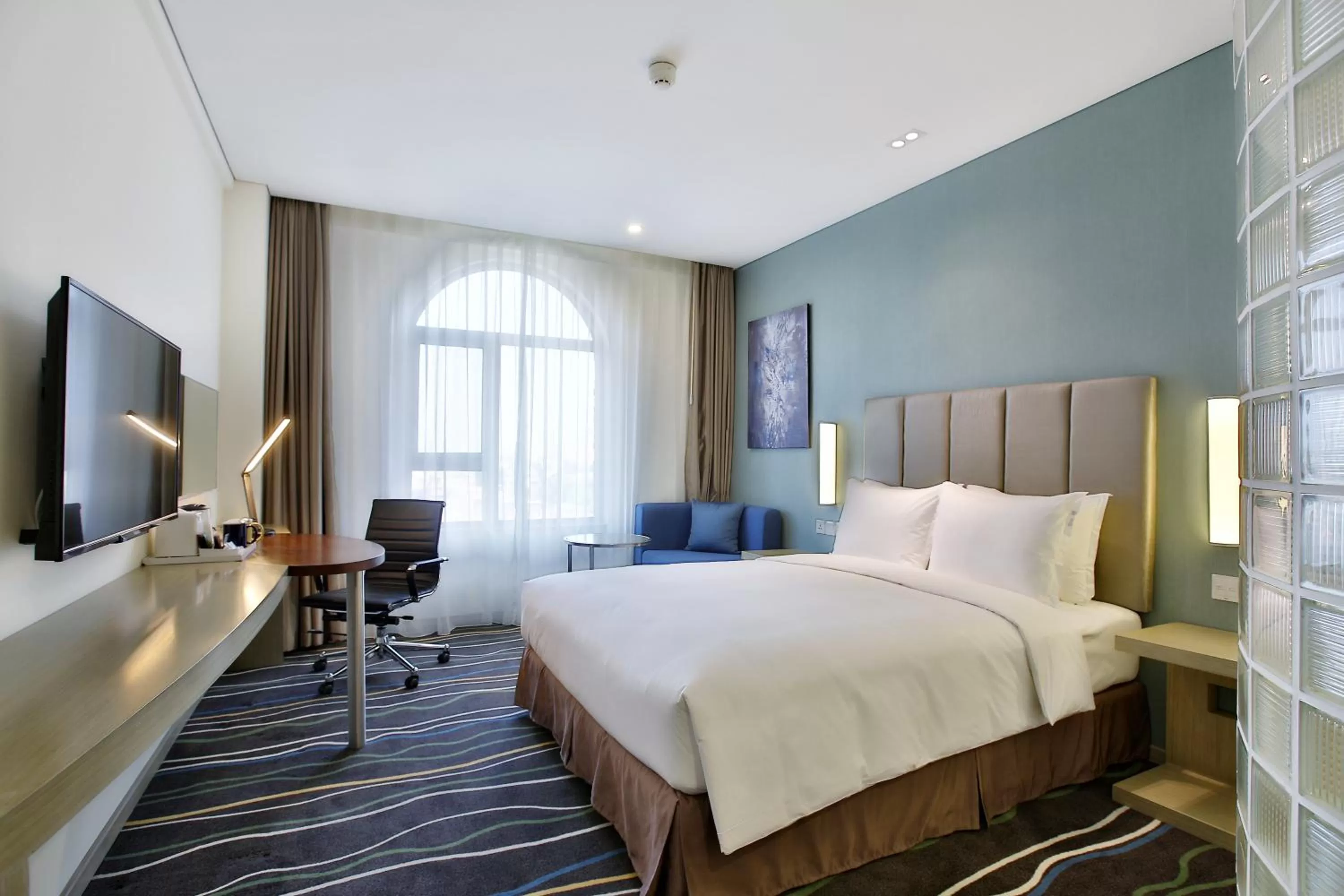 Photo of the whole room, Bed in Holiday Inn Express Langfang Park View by IHG