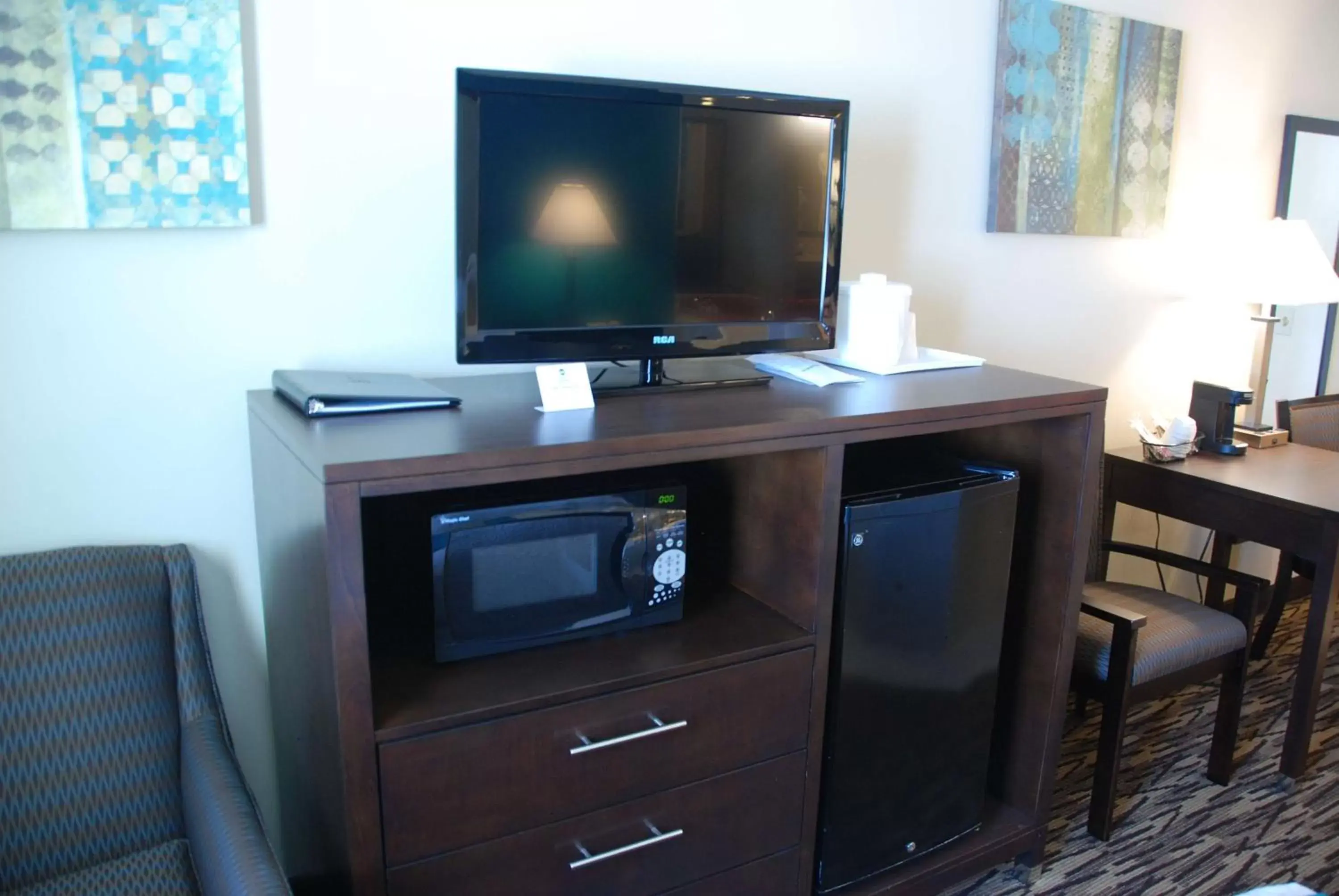 Photo of the whole room, TV/Entertainment Center in Best Western Baraboo Inn