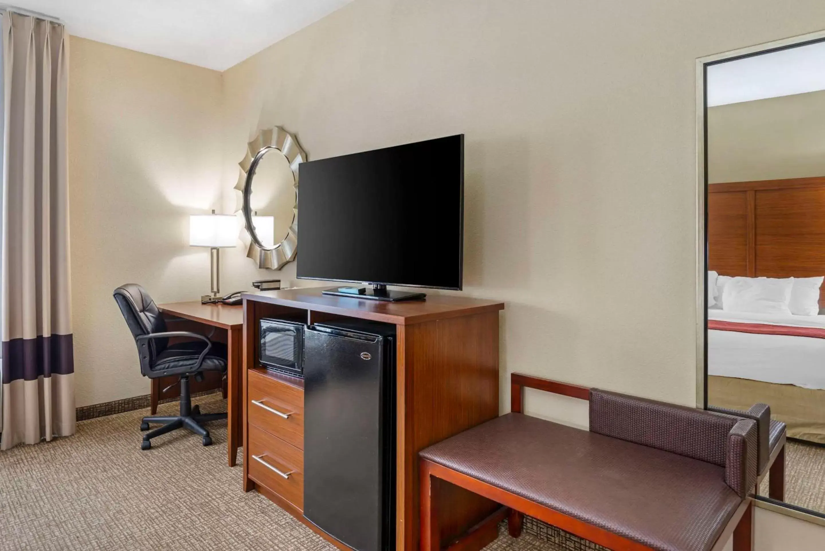 Bedroom, TV/Entertainment Center in Comfort Suites at Virginia Center Commons