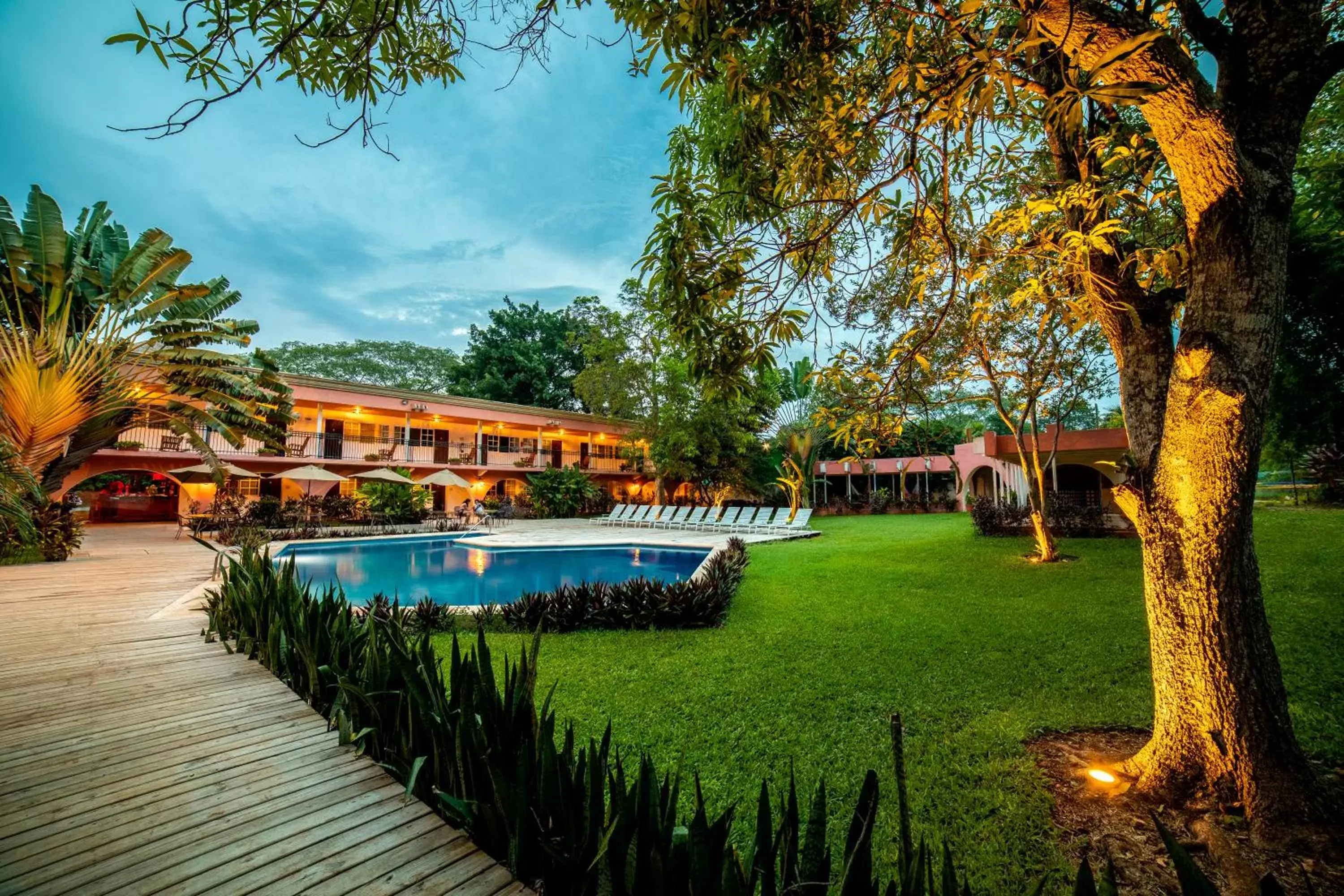 Garden, Swimming Pool in Hotel Chichen Itza