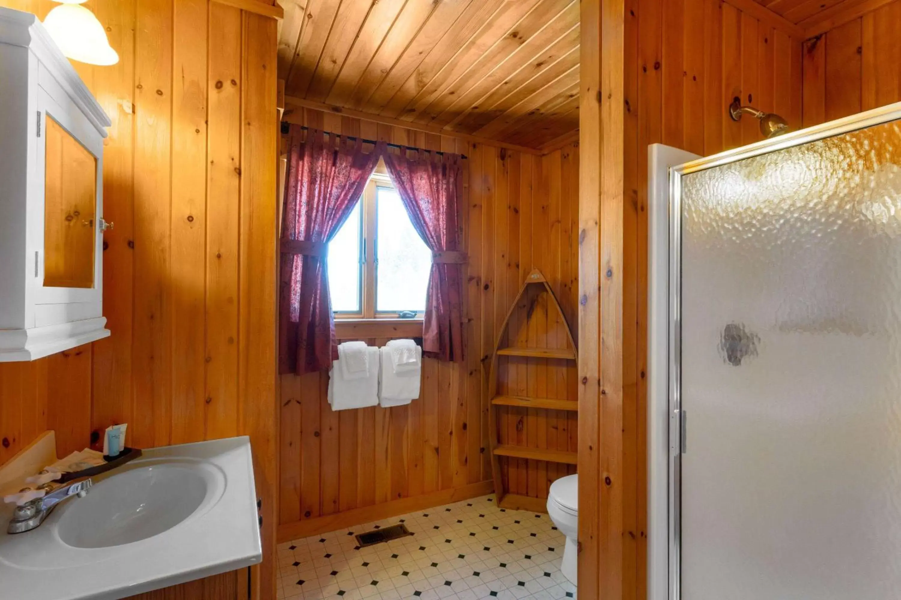 Bed, Bathroom in Rangeley Lake Resort a Ramada by Wyndham