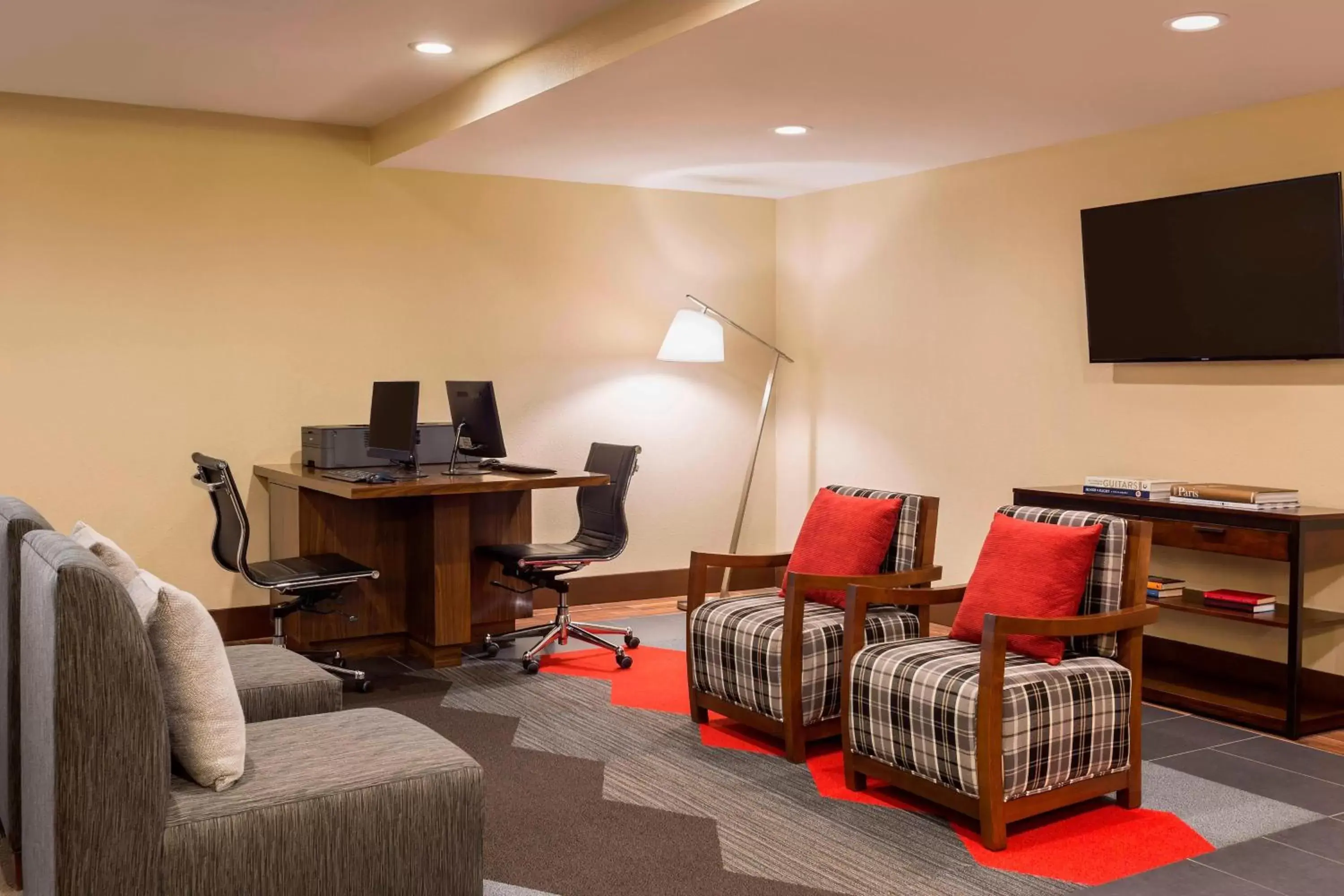 Business facilities, TV/Entertainment Center in Four Points by Sheraton Milwaukee Airport