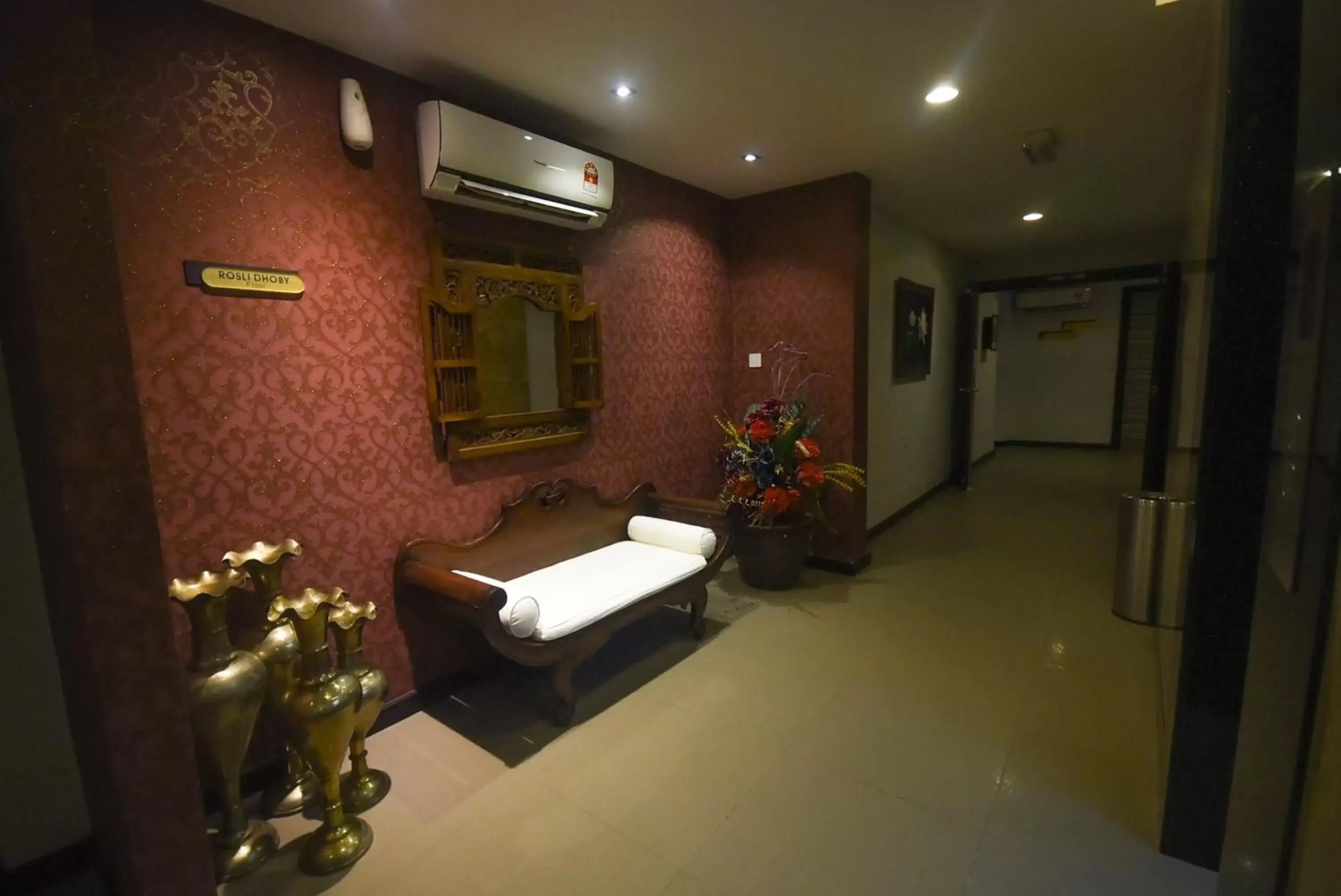 Lobby or reception, Bathroom in Super OYO 985 Hotel Nur