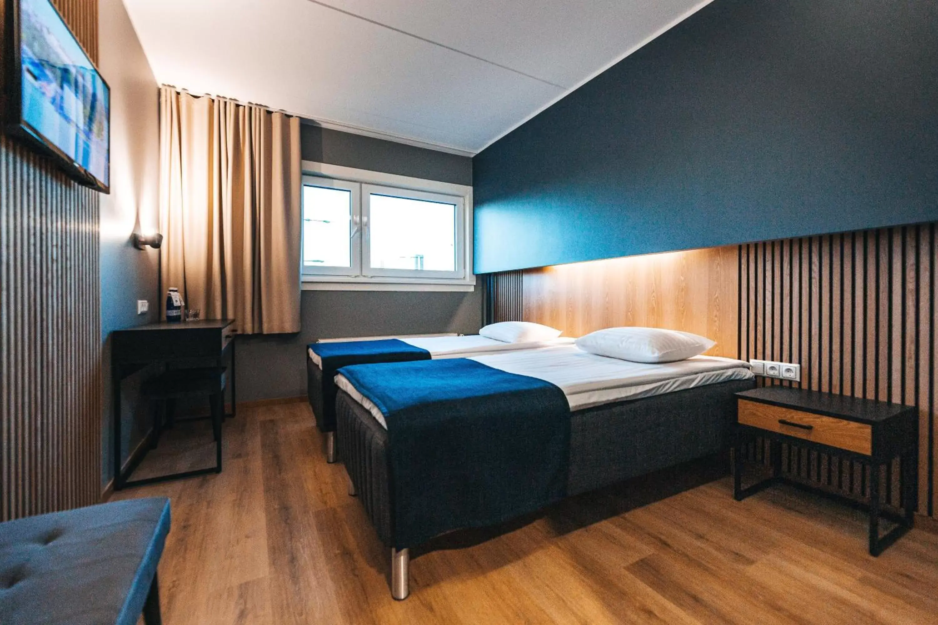 Property building, Bed in Go Hotel Shnelli