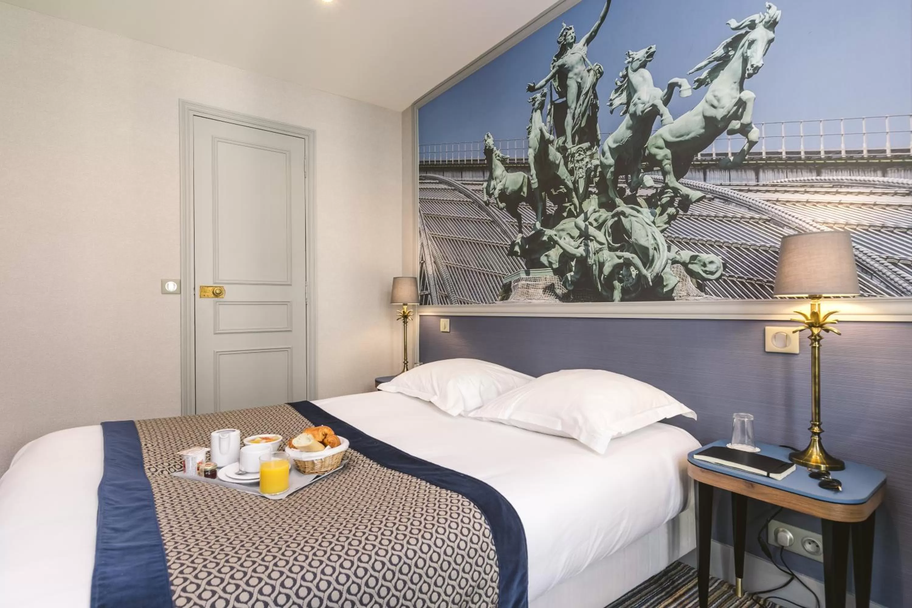 Photo of the whole room, Bed in Hotel Saint Christophe