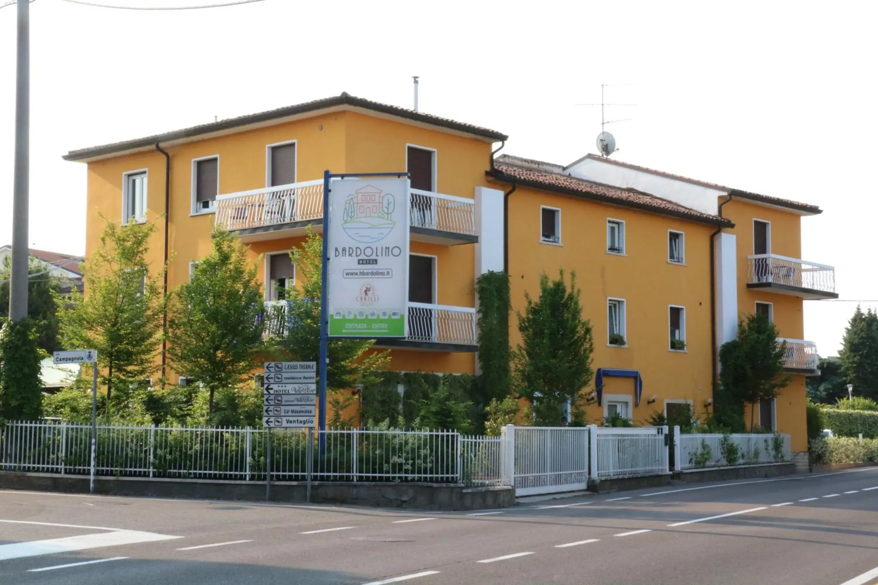 Facade/entrance, Property Building in Hotel Bardolino