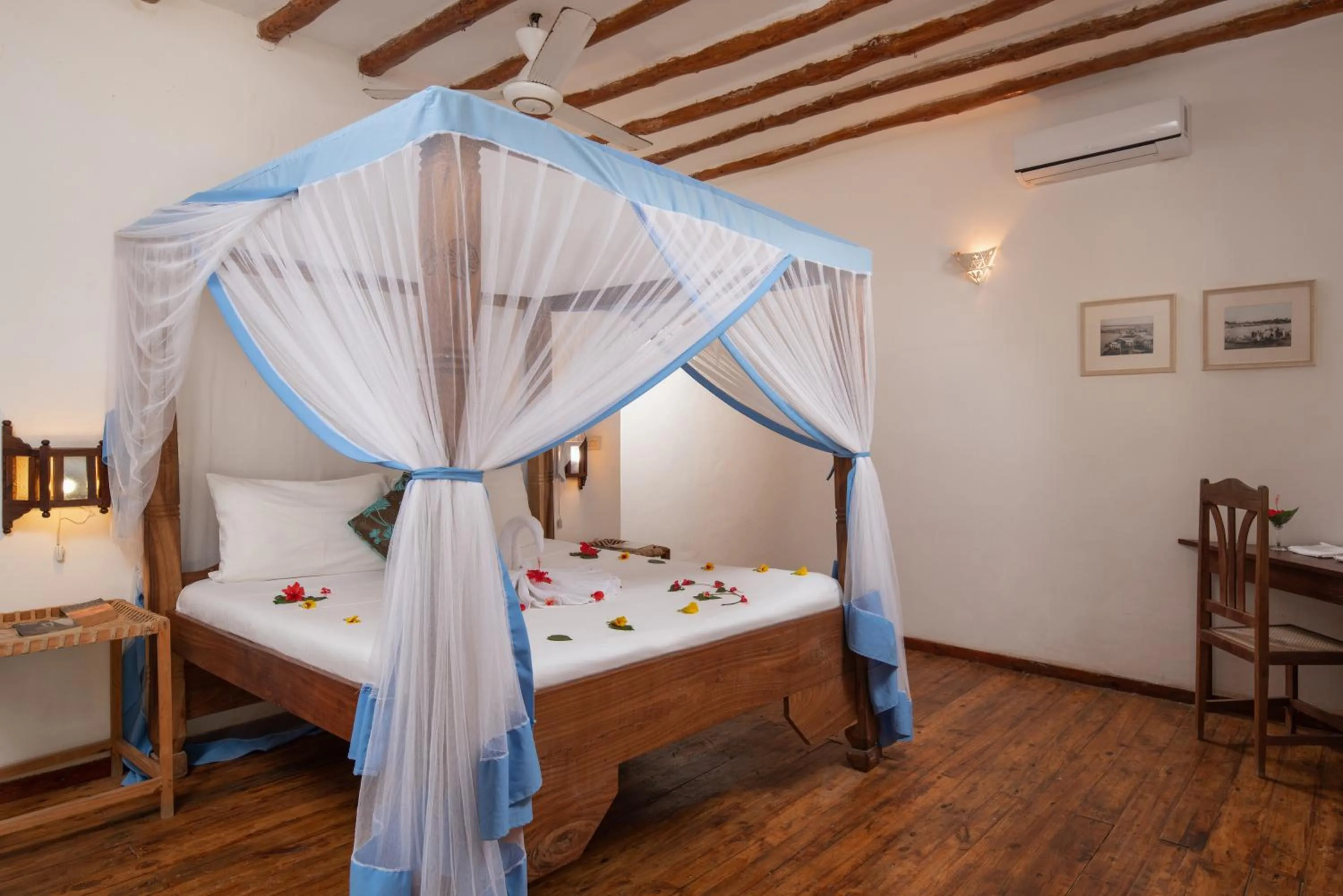 Bed in Hakuna Majiwe Beach Lodge