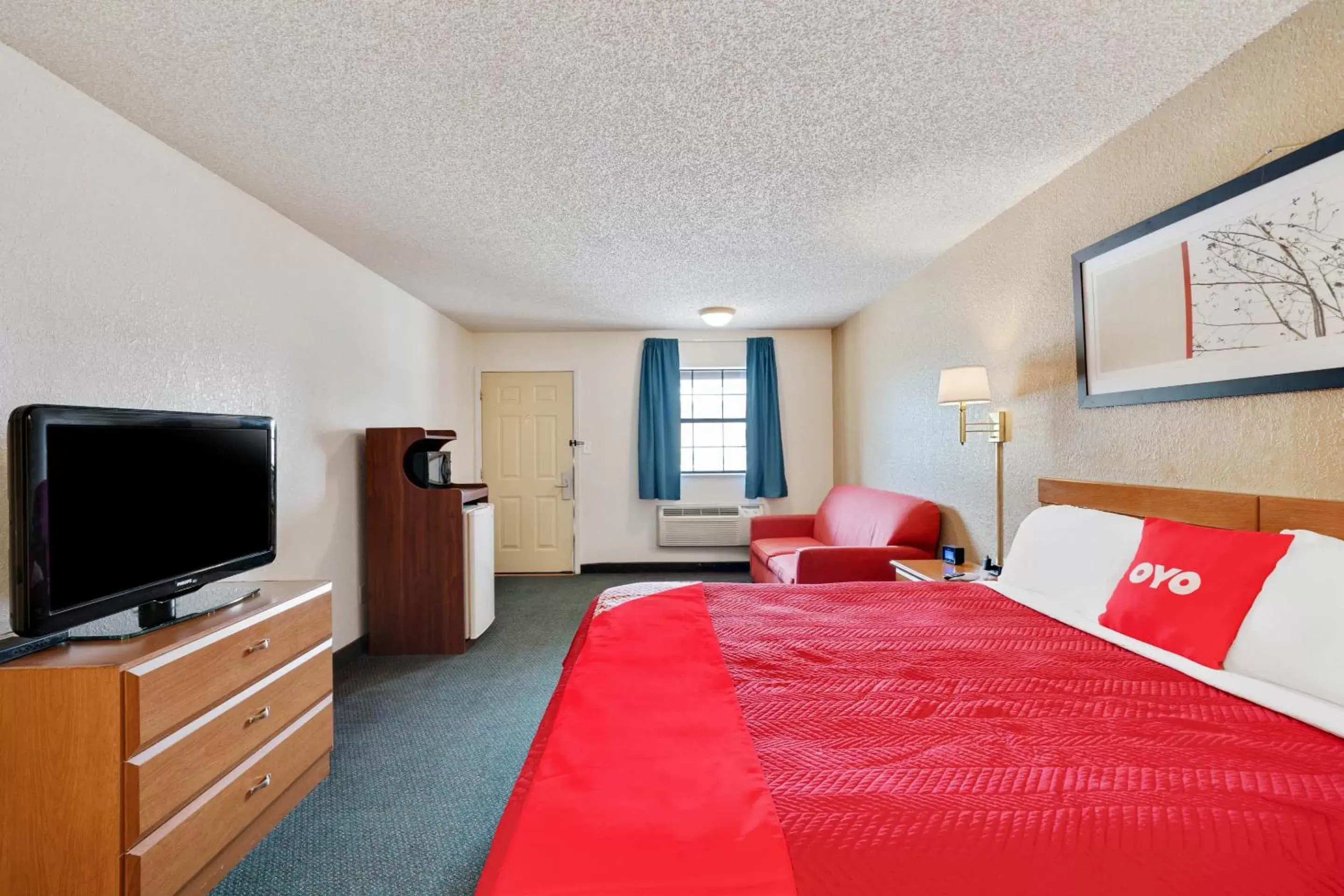 Bedroom, TV/Entertainment Center in OYO Hotel Junction TX I-10
