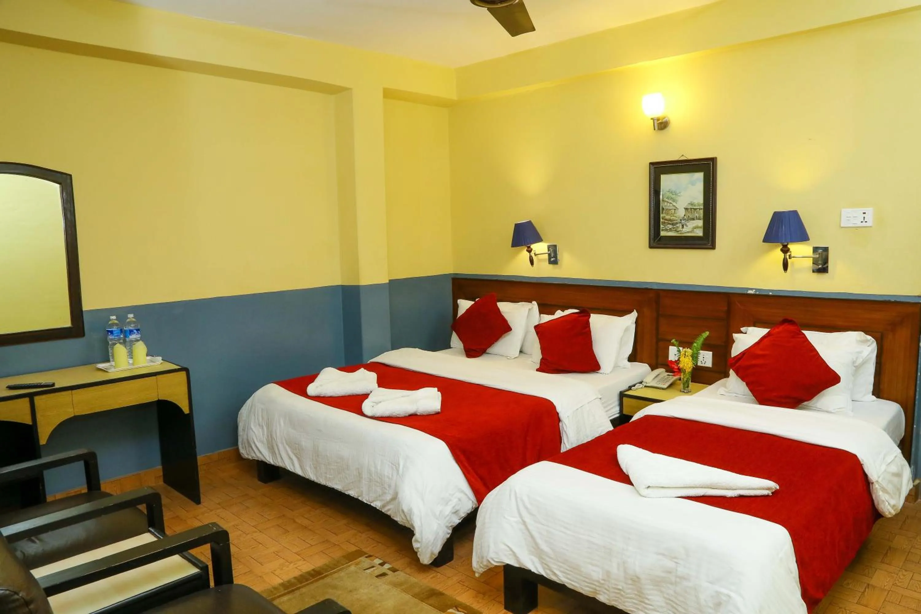 Photo of the whole room, Bed in Hotel Silver Oaks Inn