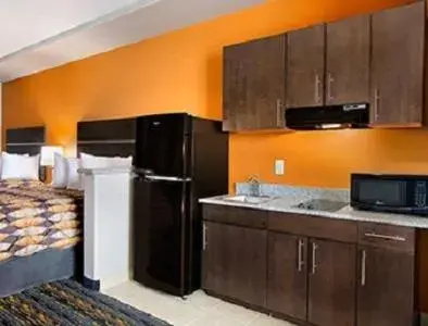 Kitchen or kitchenette, Kitchen/Kitchenette in Days Inn by Wyndham Dilley