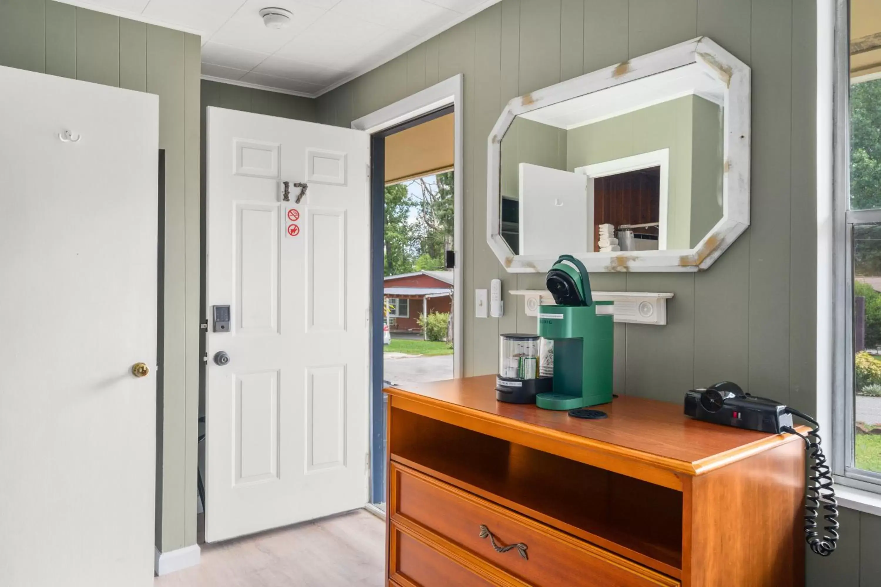 Coffee/tea facilities in CedarWood Inn