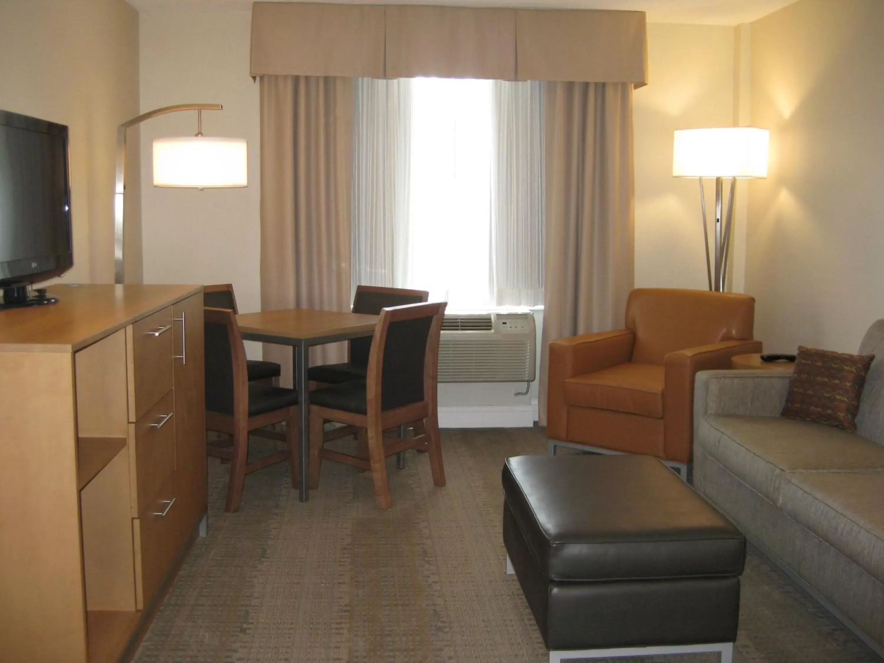 Photo of the whole room, Seating Area in Holiday Inn Saratoga Springs, an IHG Hotel