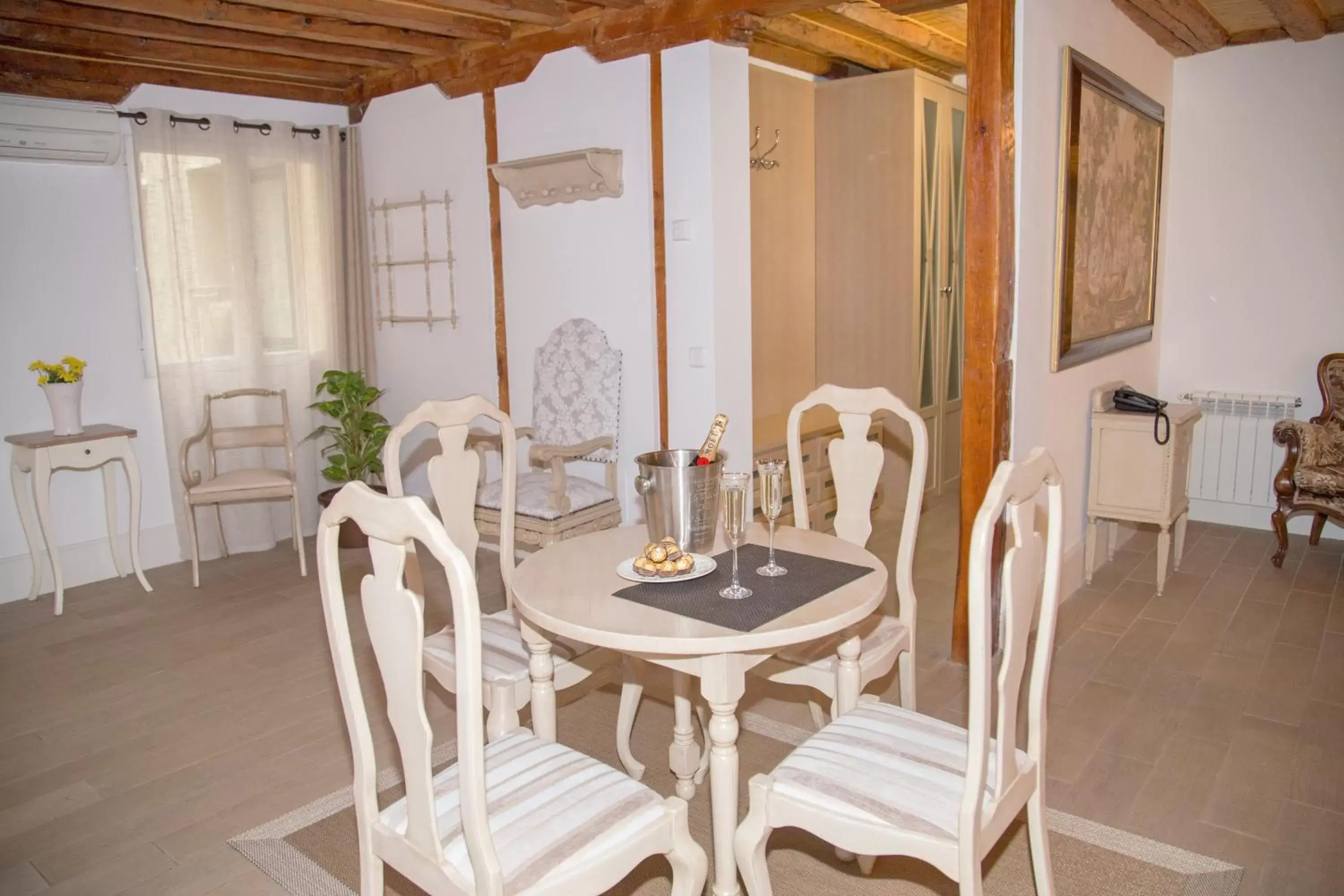 Kitchen or kitchenette, Dining Area in Oriente Palace Apartments