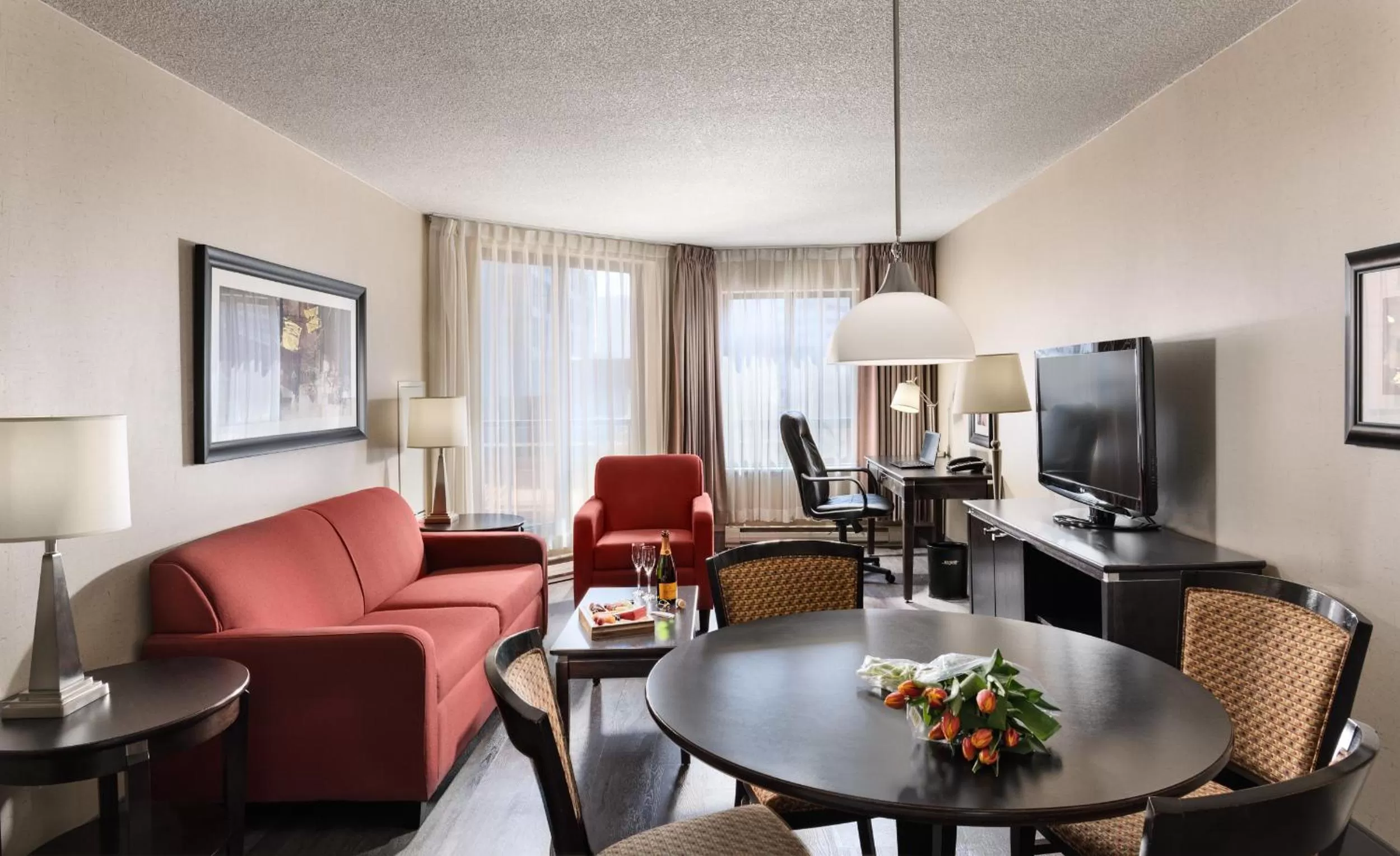Living room in Les Suites Hotel Ottawa