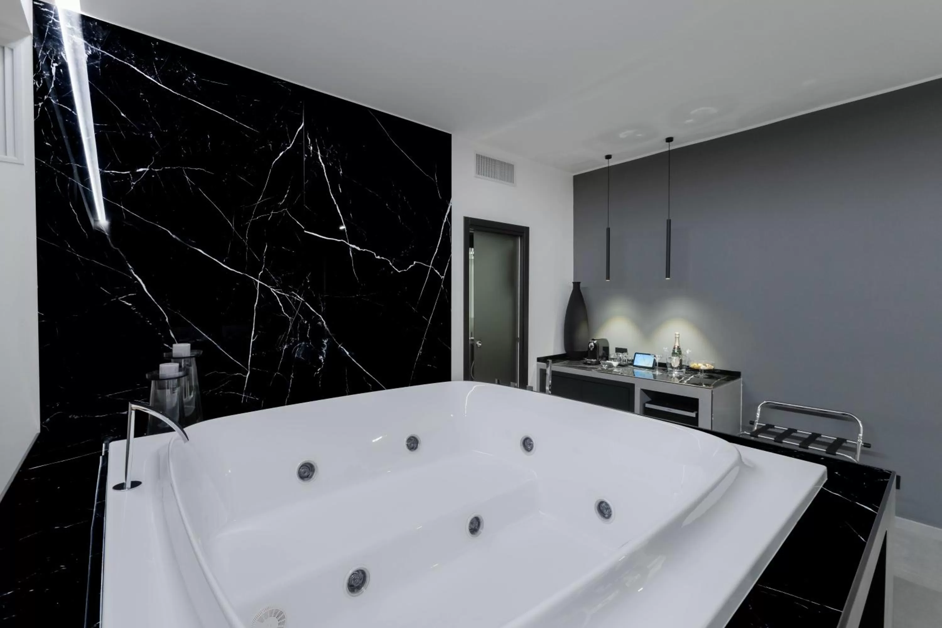 Hot Tub in Suite Palermo Apartment