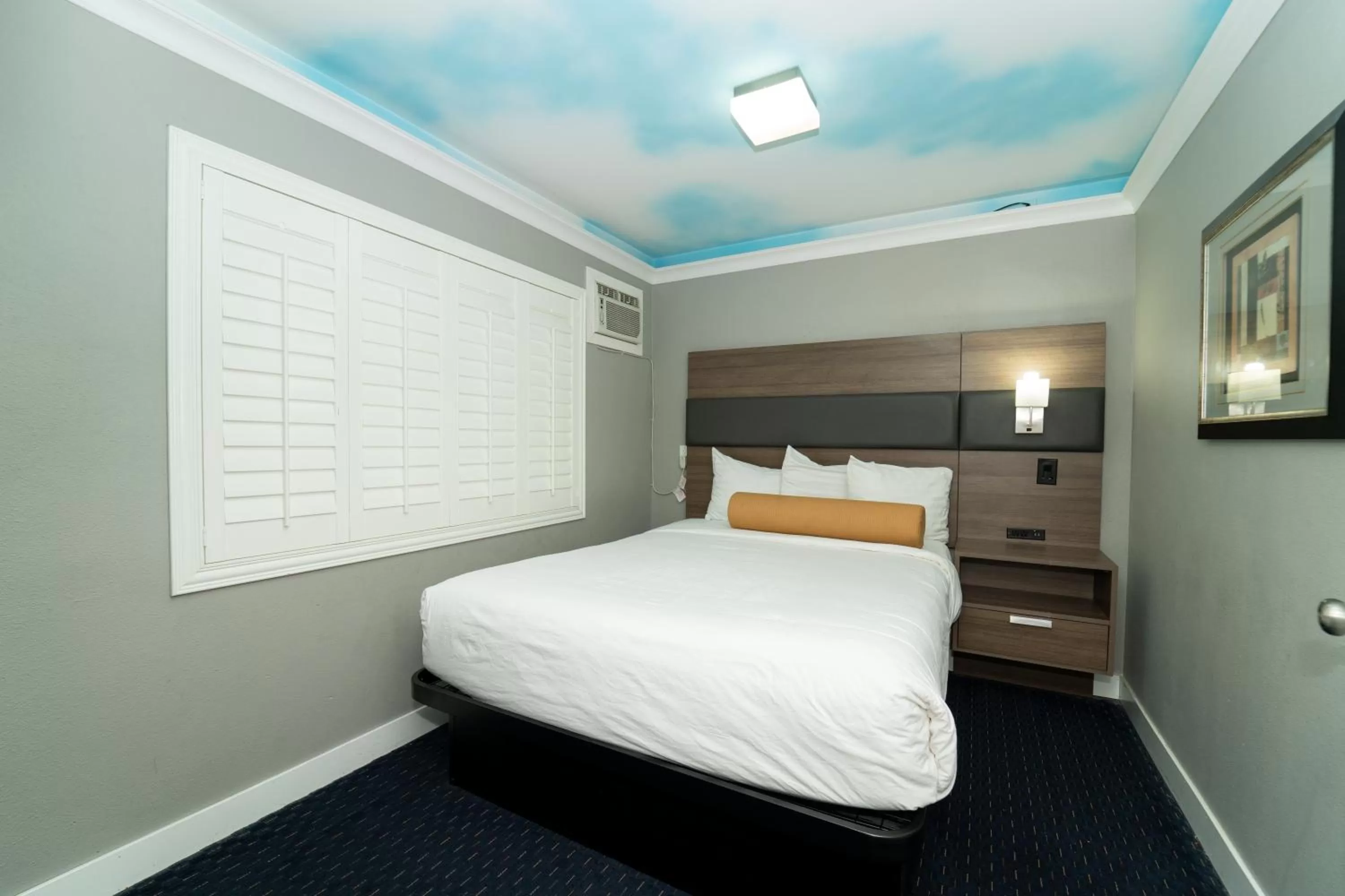 Bed in Hollywood Palms Inns & Suites