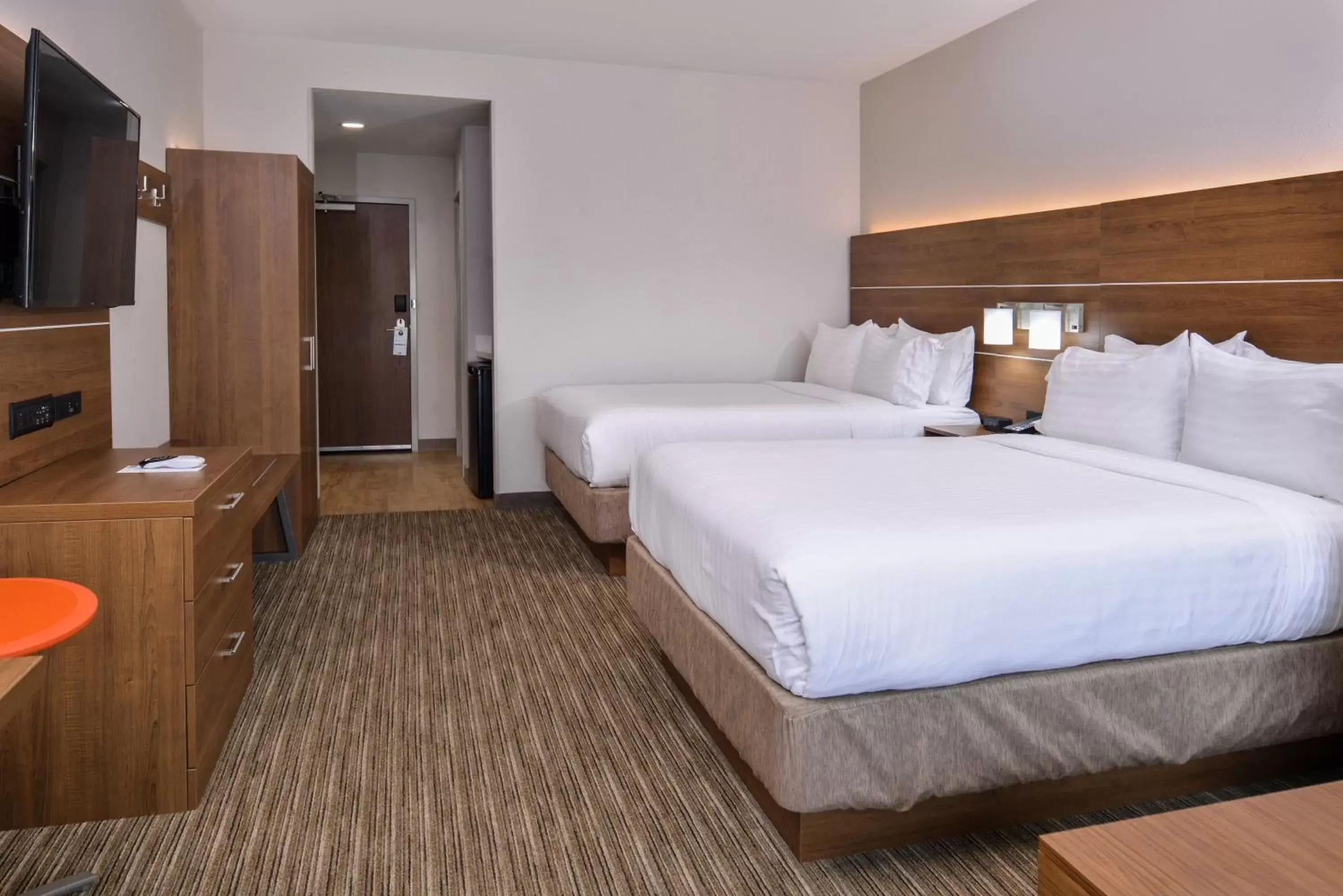 Photo of the whole room, Bed in Holiday Inn Express & Suites - Siloam Springs, an IHG Hotel