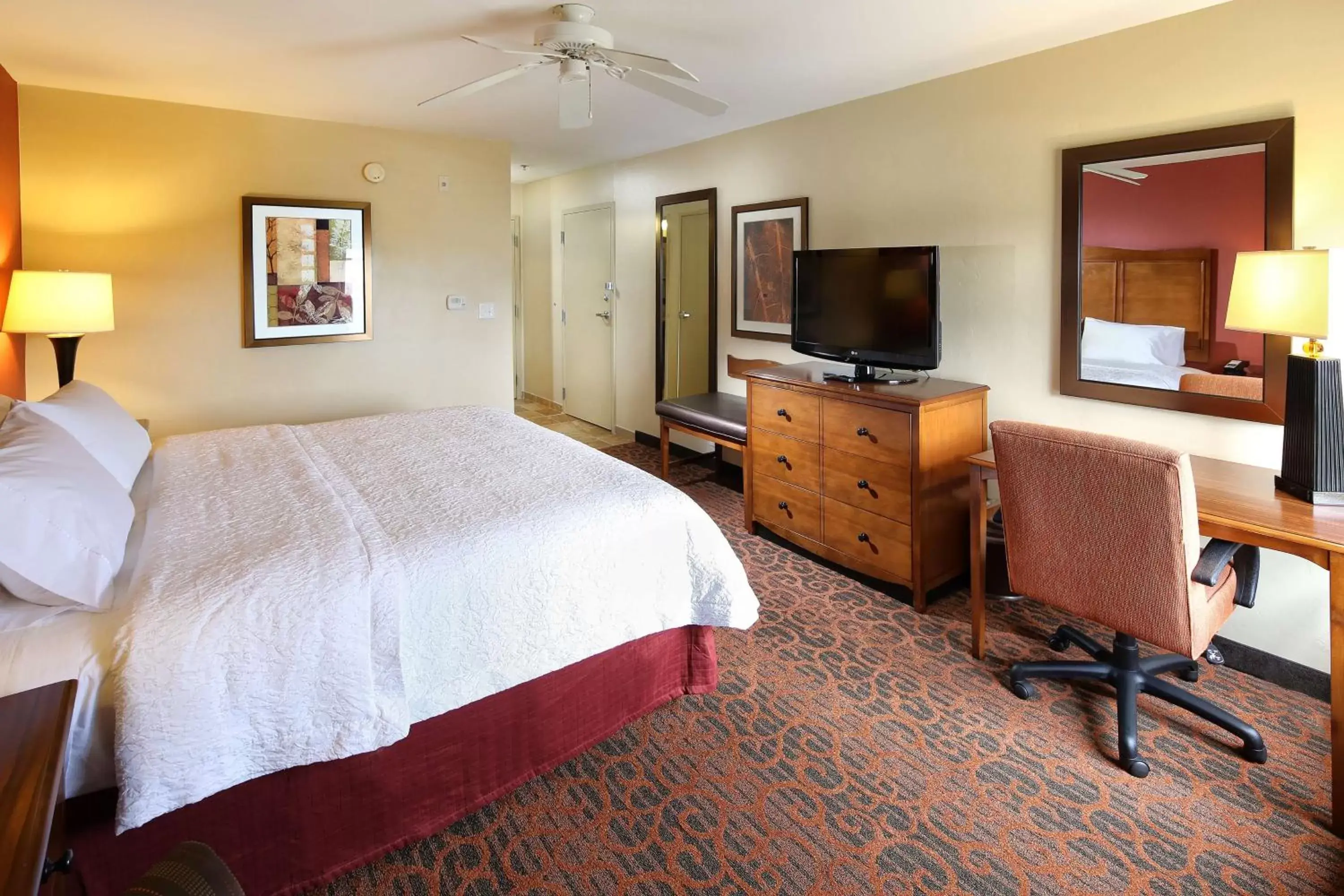 Bedroom, TV/Entertainment Center in Hampton Inn & Suites Tucson Mall