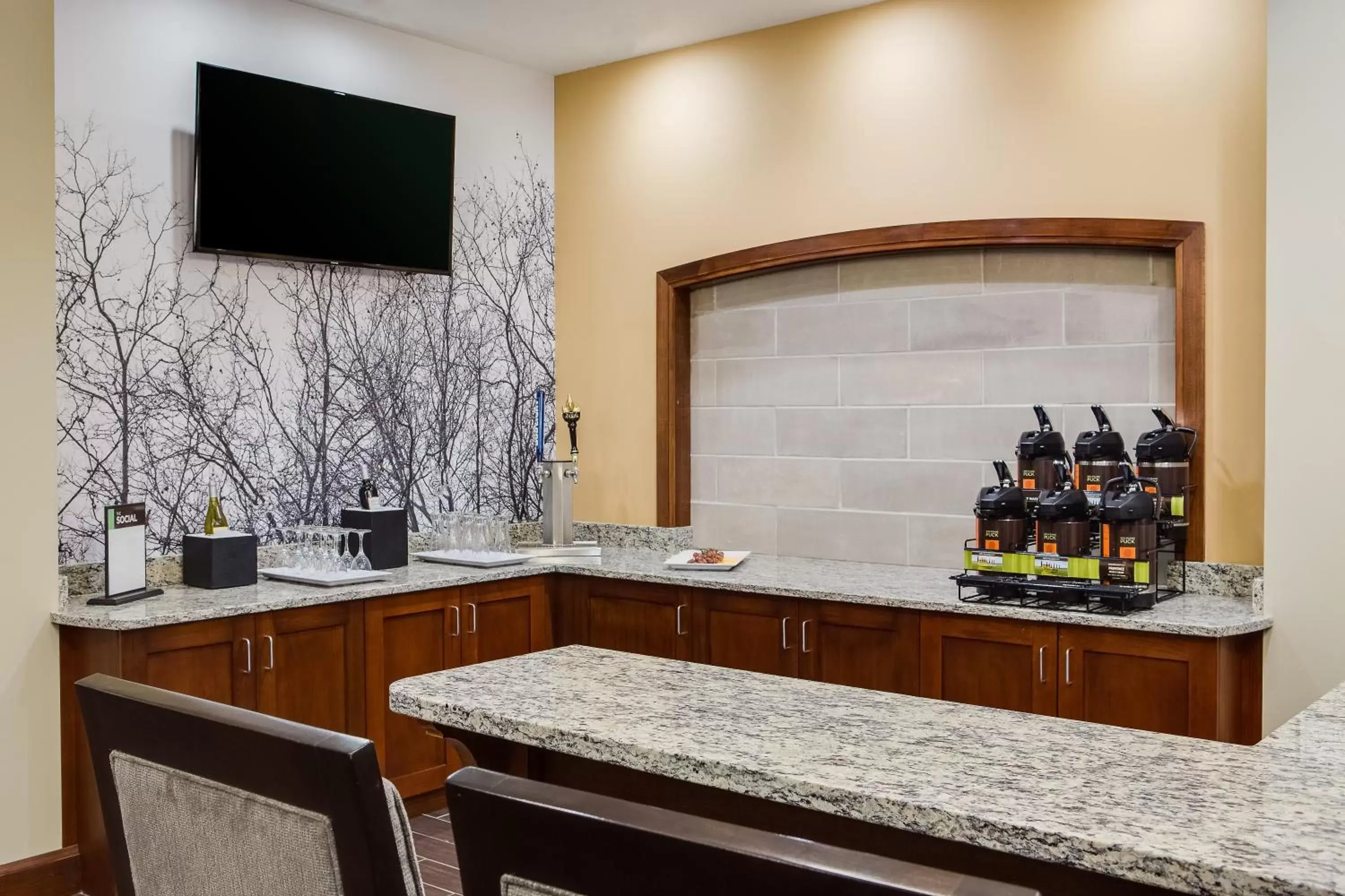 Lounge or bar, Kitchen/Kitchenette in Staybridge Suites Des Moines Downtown, an IHG Hotel