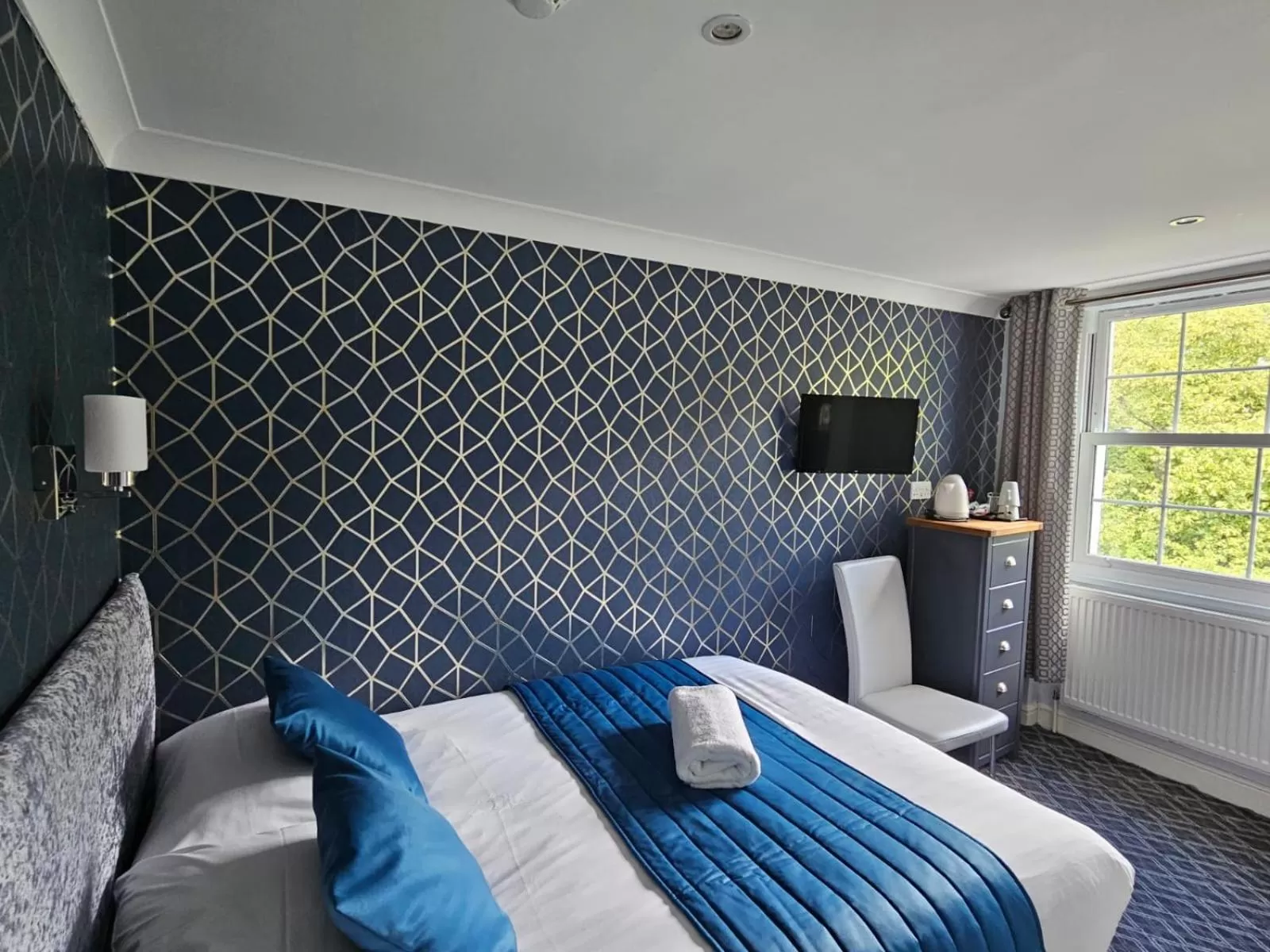 Bedroom, Bed in Mentone Hotel