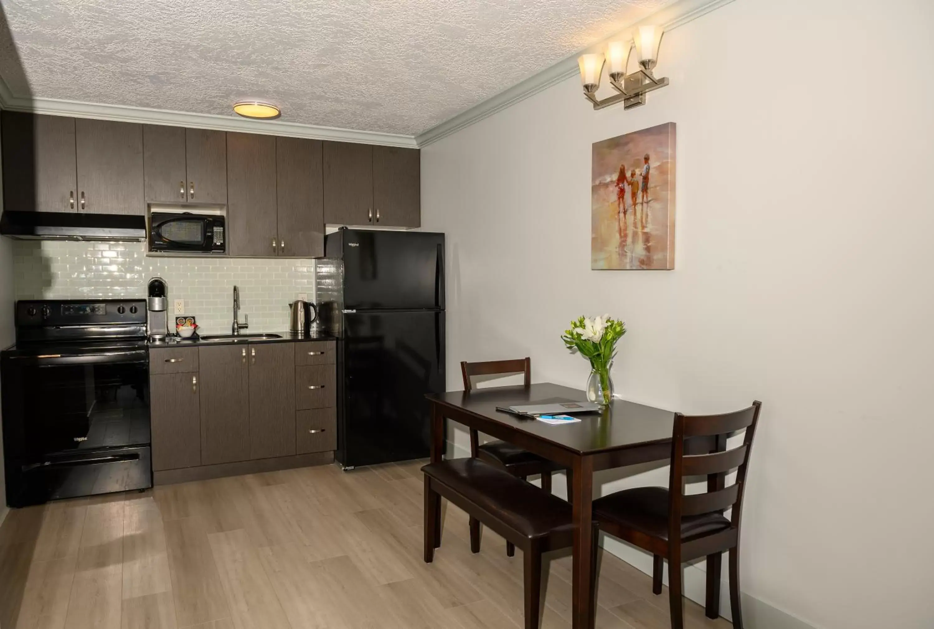 Kitchen or kitchenette, Kitchen/Kitchenette in Oceanfront Suites at Cowichan Bay