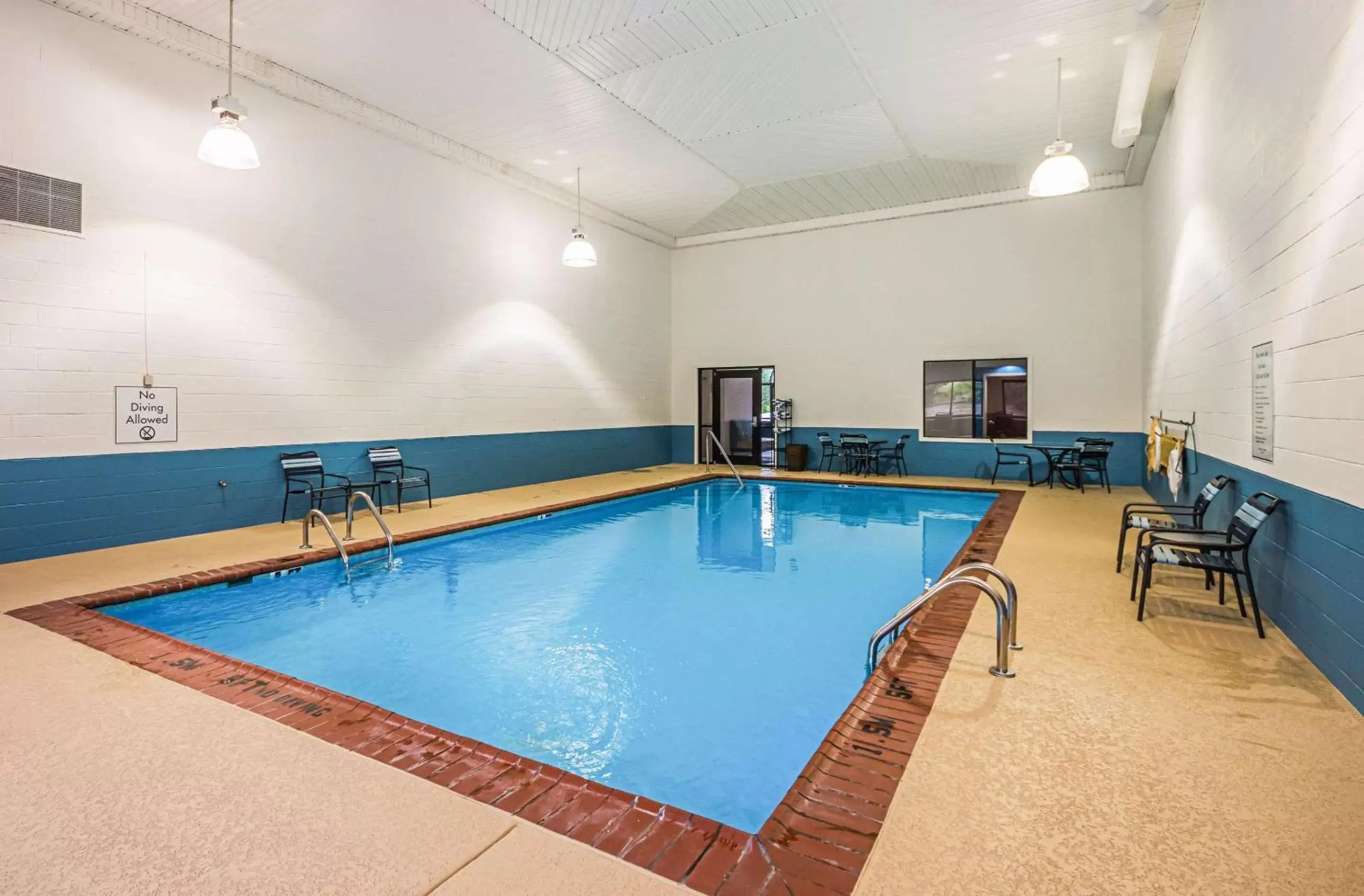 Activities, Swimming Pool in Quality Inn