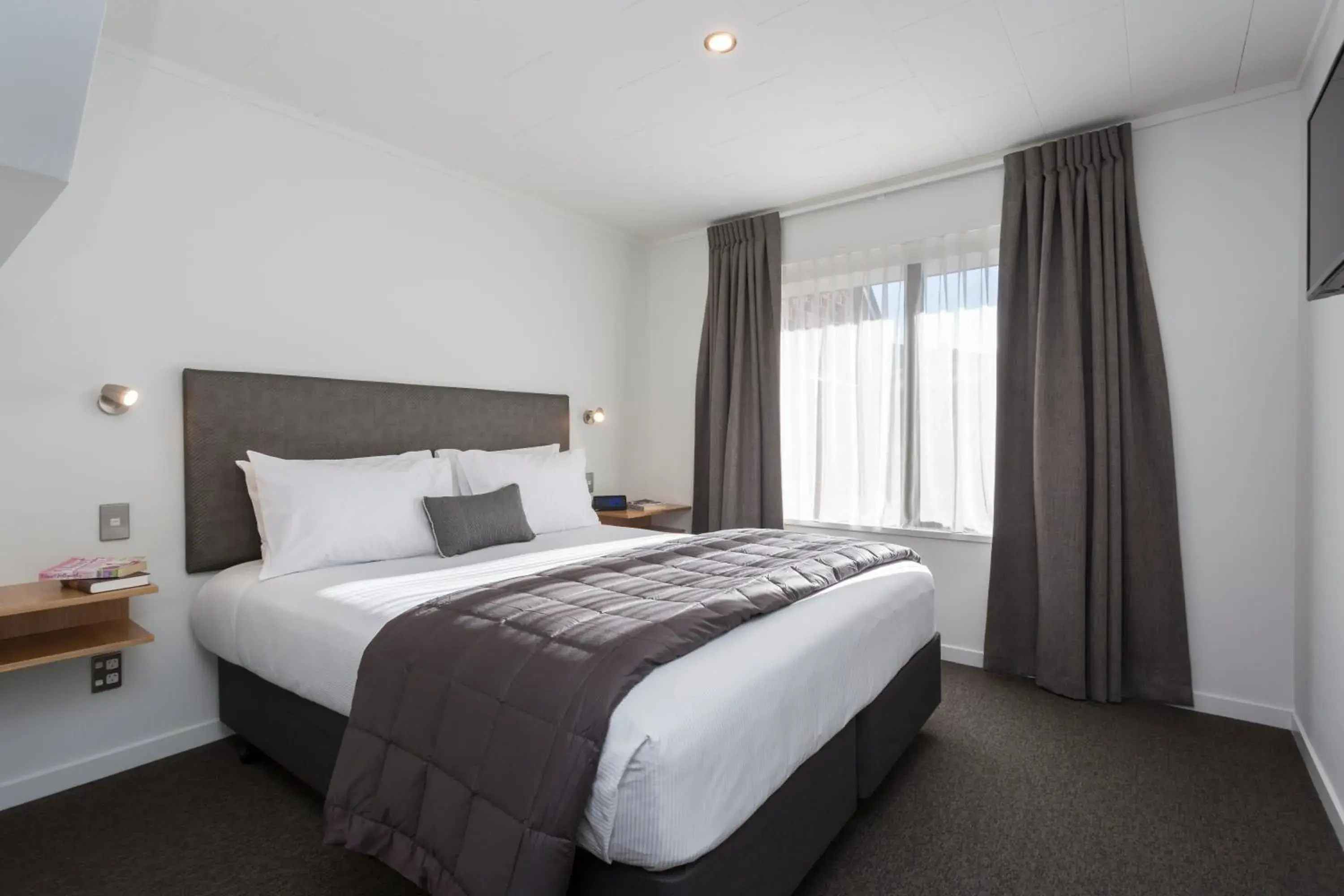 Bed in Dunedin Motel and Villas