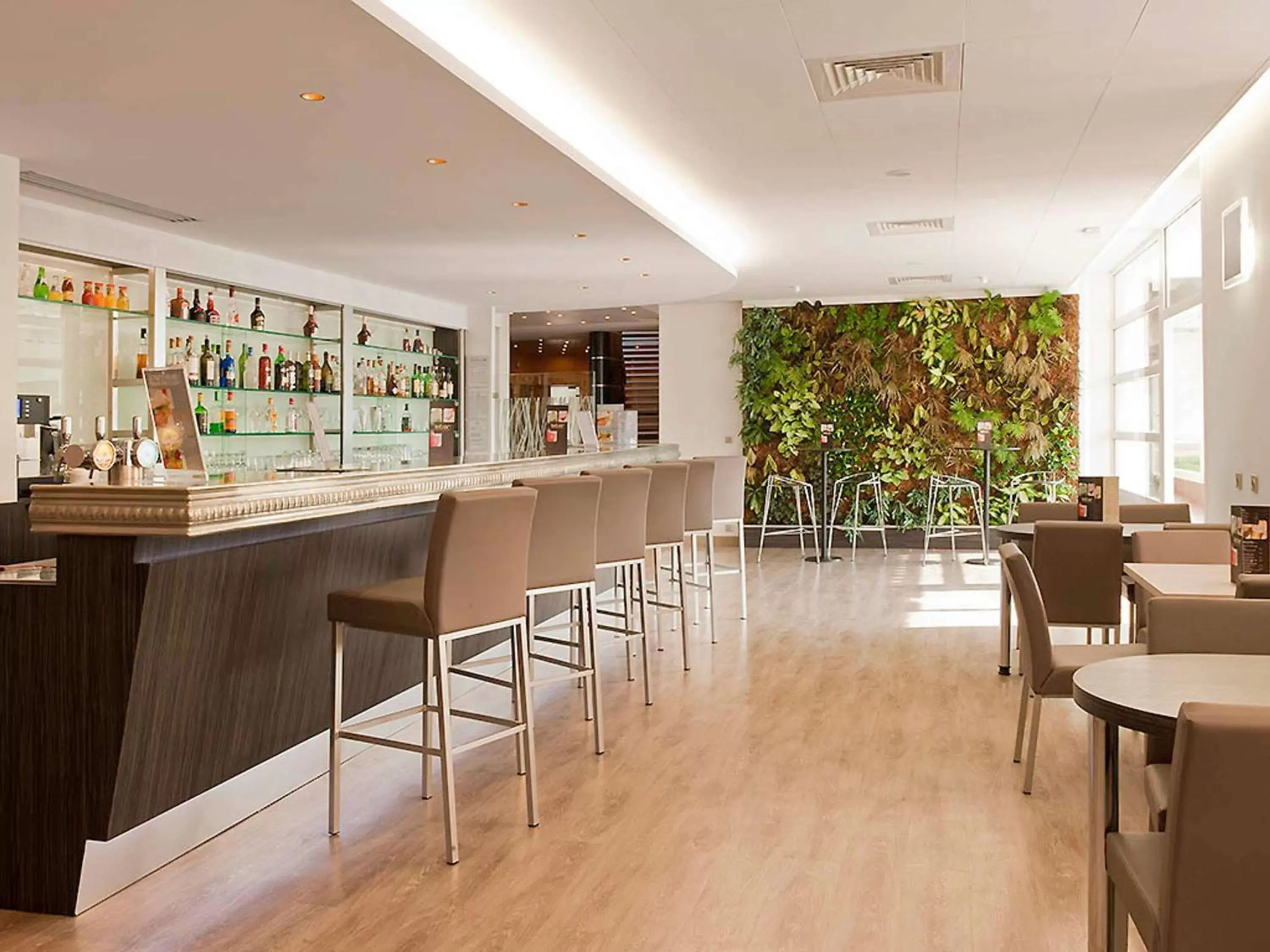 Lounge or bar, Lounge/Bar in Novotel Reims Tinqueux