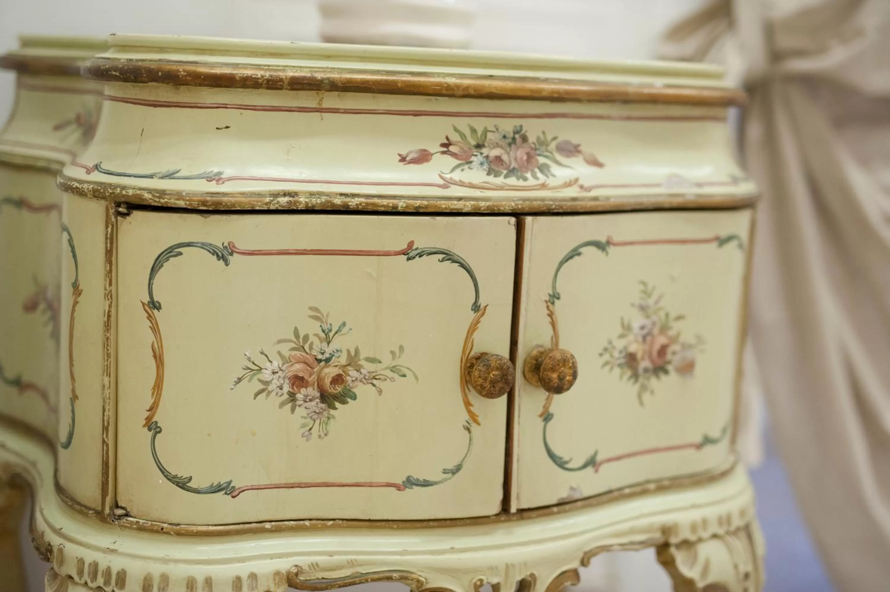 Decorative detail in Pontenuovo Bed