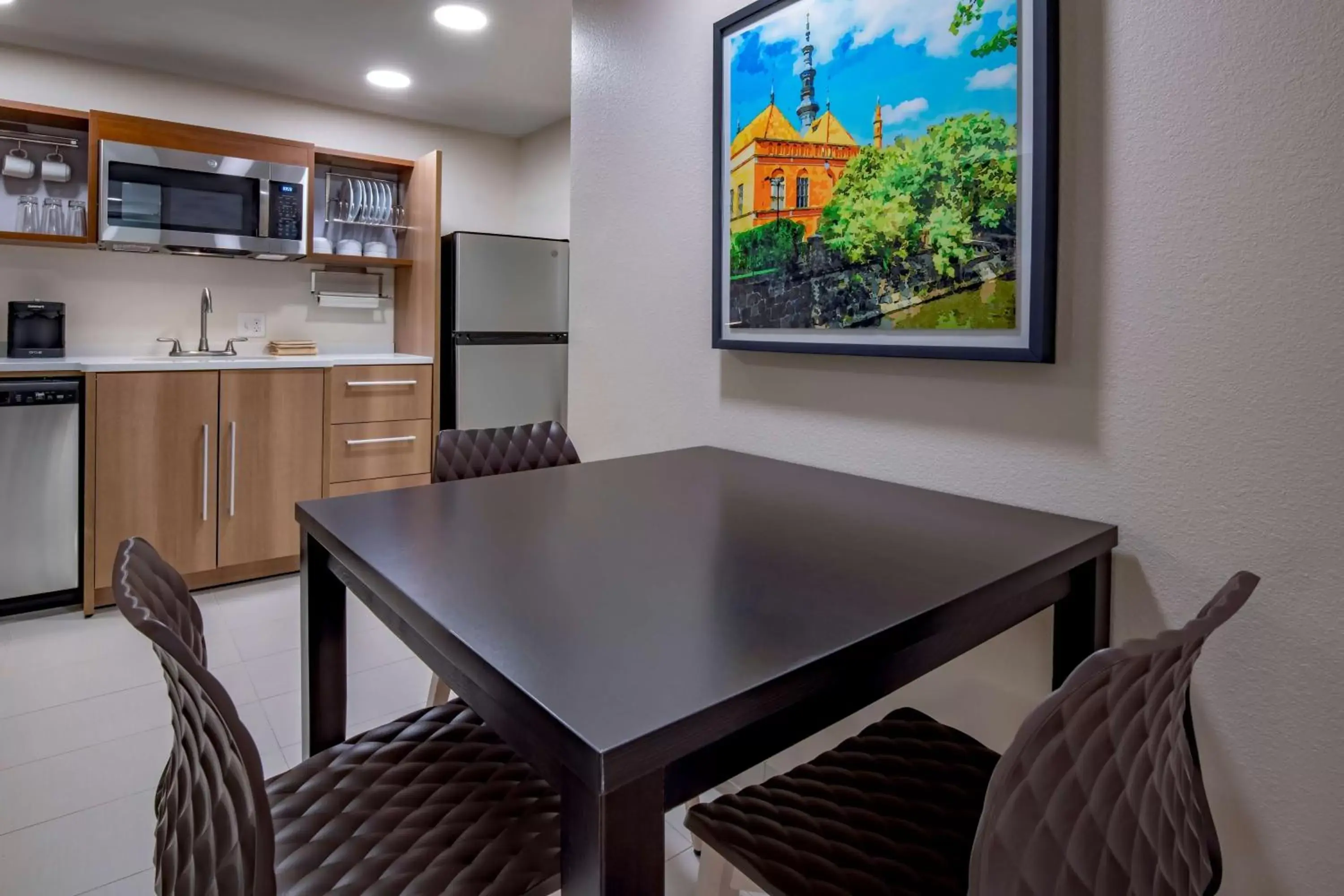 Kitchen or kitchenette, Dining Area in Home2 Suites by Hilton Omaha I-80 at 72nd Street, NE