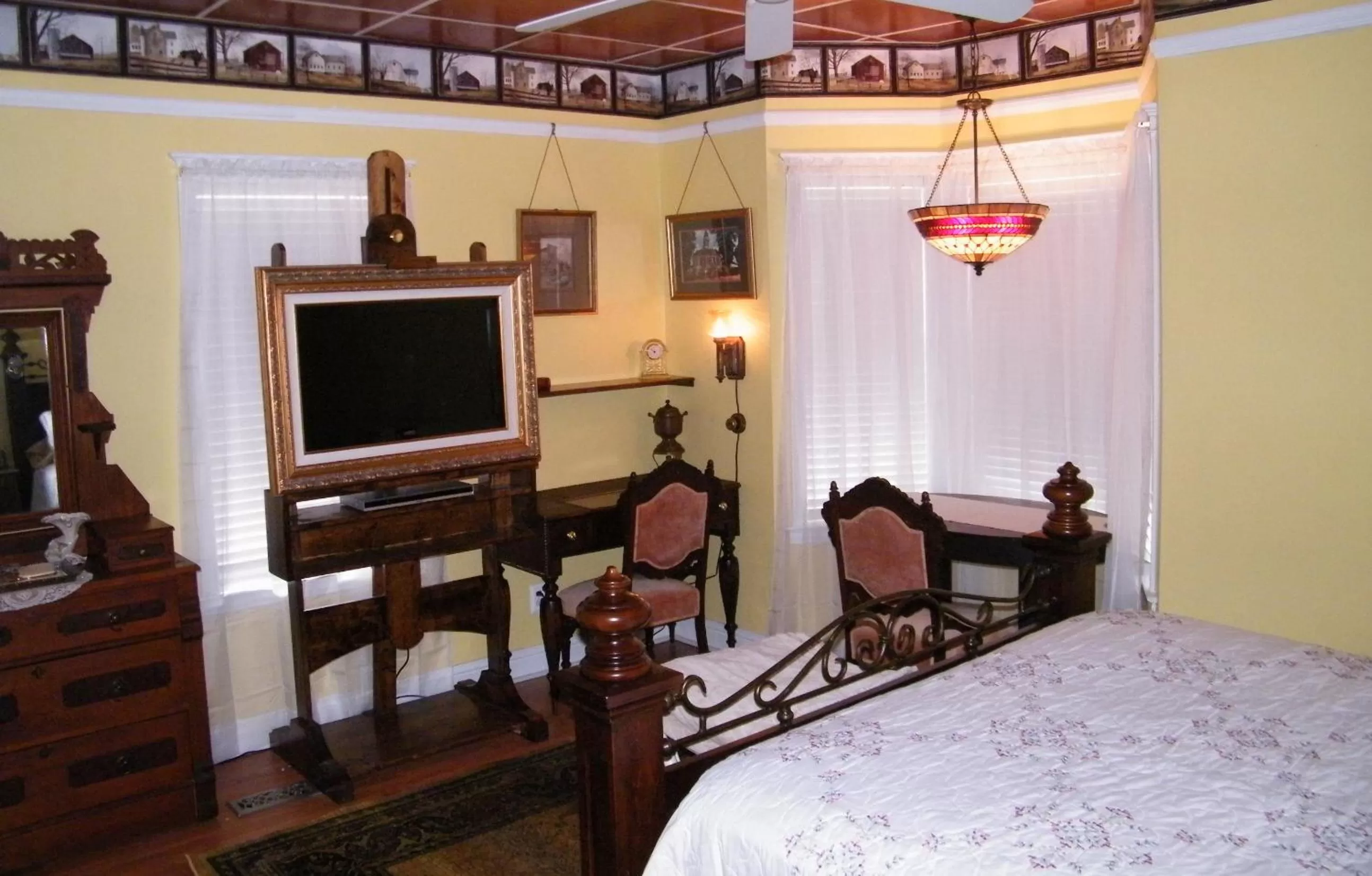 TV/Entertainment Center in Book Nook Inn