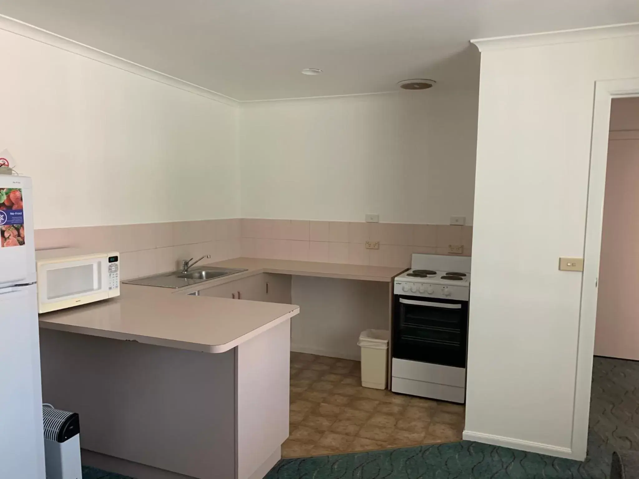 Kitchen or kitchenette, Kitchen/Kitchenette in Swaggers Motor Inn