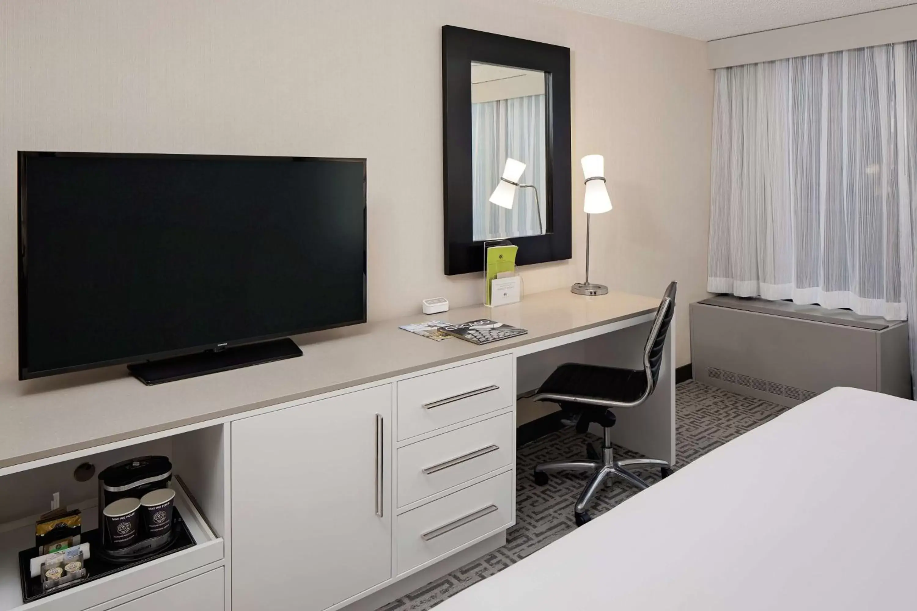 Bed, TV/Entertainment Center in DoubleTree by Hilton Chicago Magnificent Mile